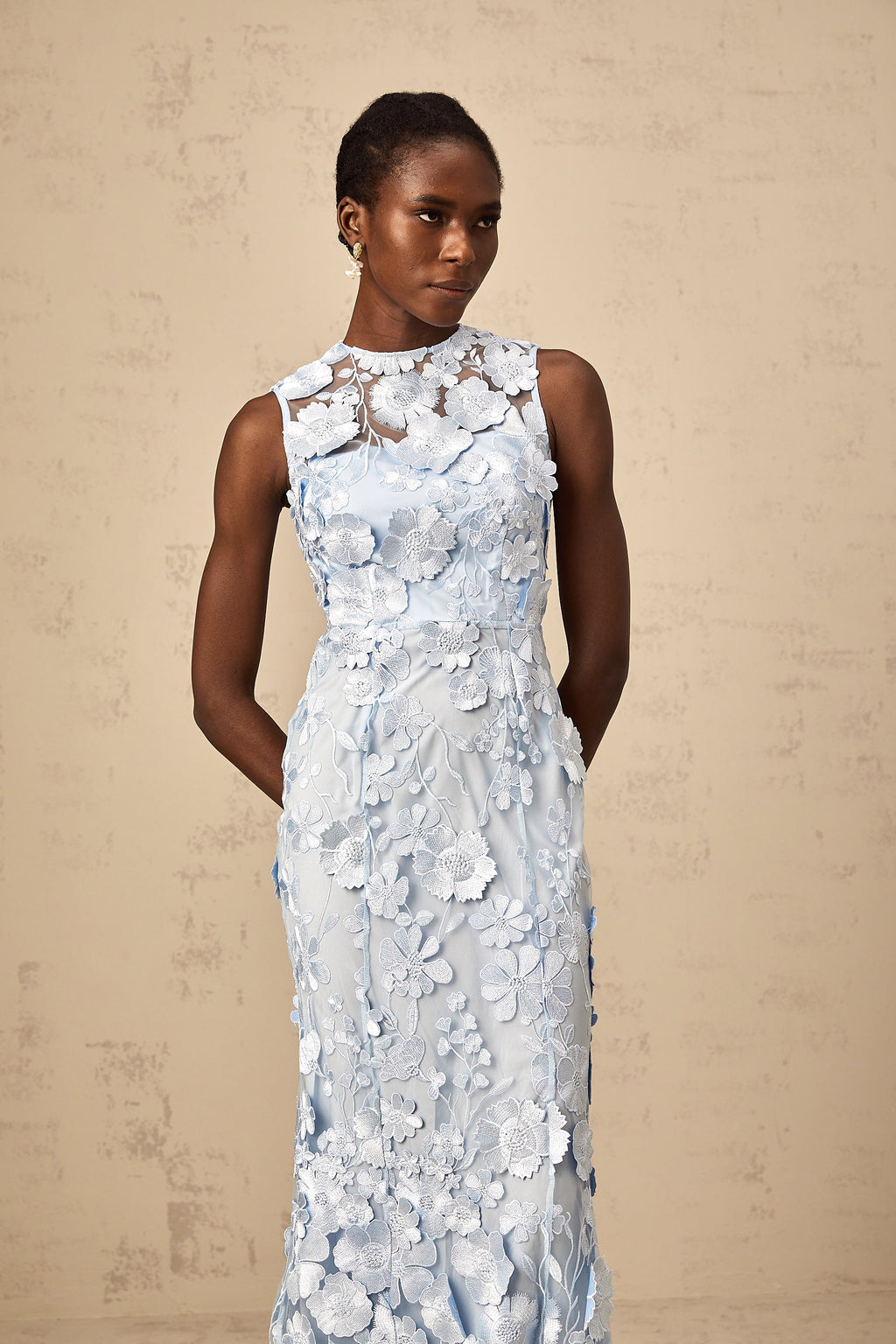 Vestido midi azul con apliques florales de Herta, diseño elegante y femenino, con detalles delicados en la tela.