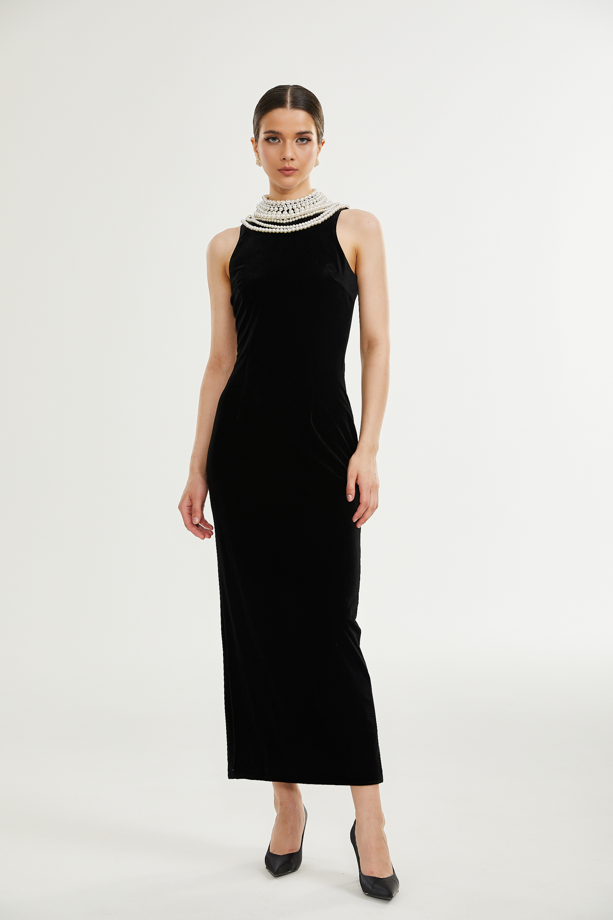 Vestido de terciopelo con perlas falsas de la marca Final Sale, mostrado en color oscuro y diseño elegante.