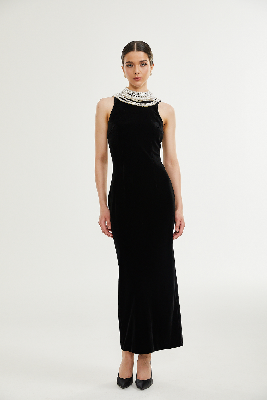 Vestido de terciopelo con perlas falsas de la marca Final Sale, con detalles elegantes y diseño sofisticado en color oscuro.