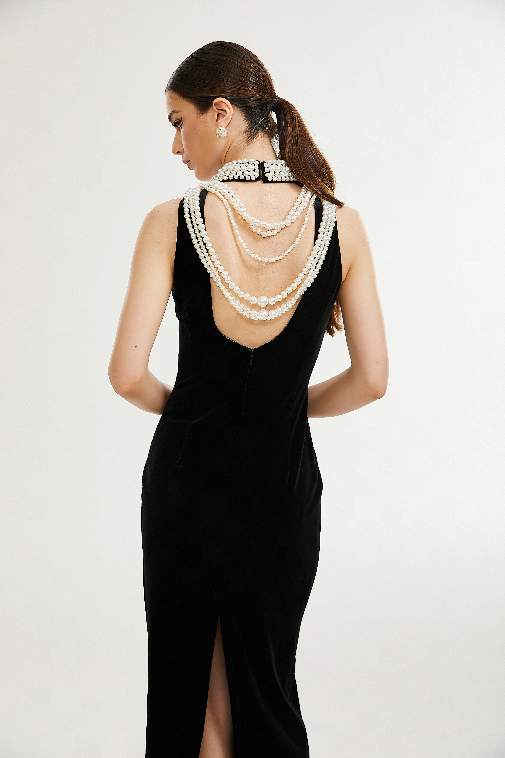 Vestido de terciopelo con perlas falsas de la marca Final Sale, en color oscuro, con detalles elegantes y diseño ajustado.