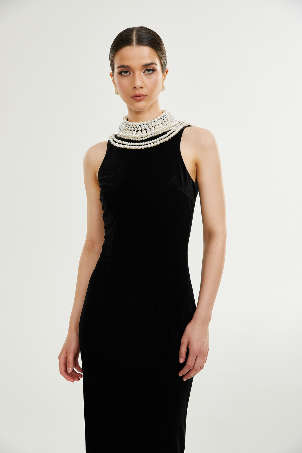 Vestido de terciopelo con perlas falsas de la marca Final Sale, con detalles elegantes y brillo en la parte superior.