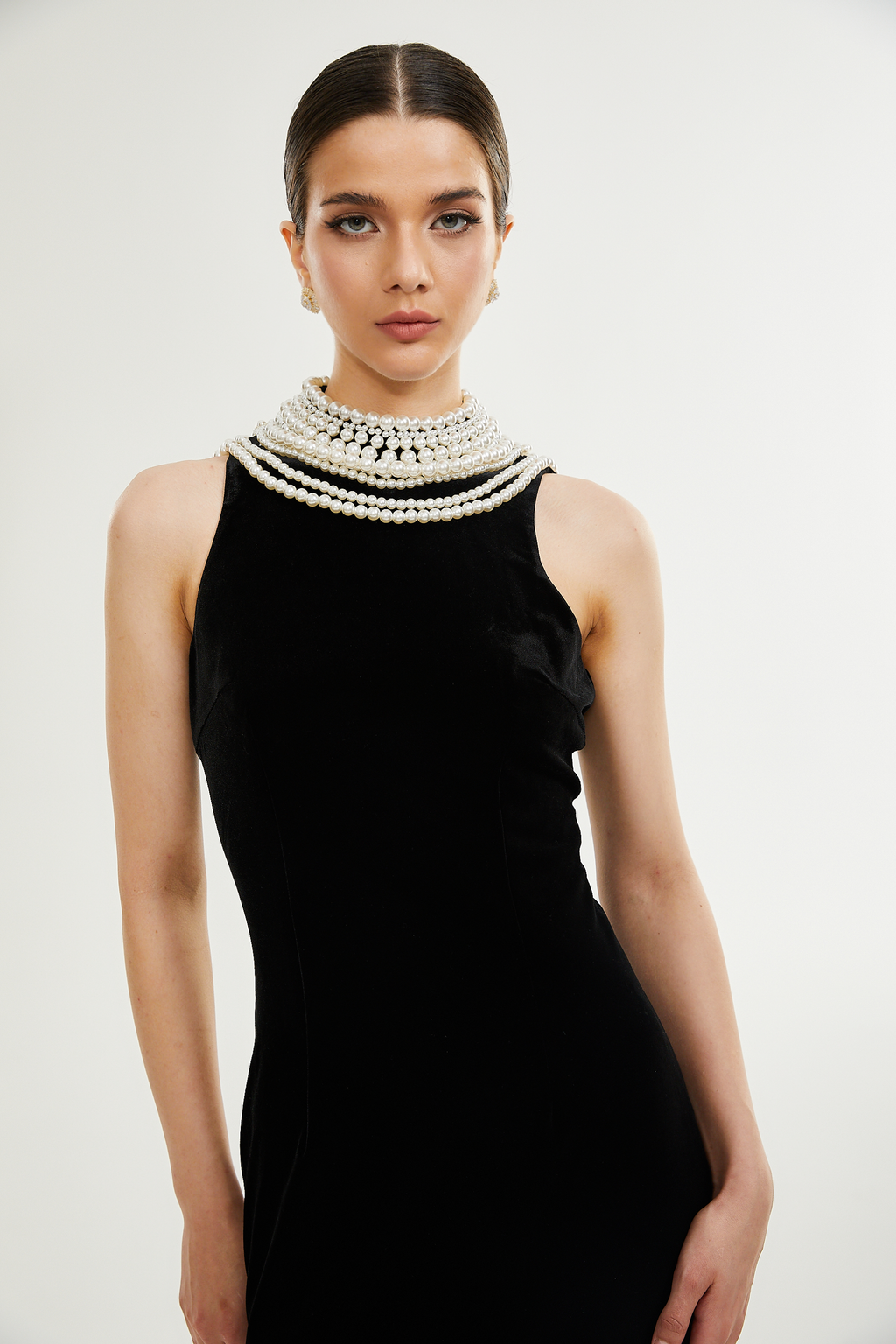 Vestido de terciopelo con perlas falsas de la marca Final Sale, en color elegante, con detalles decorativos y estilo sofisticado.