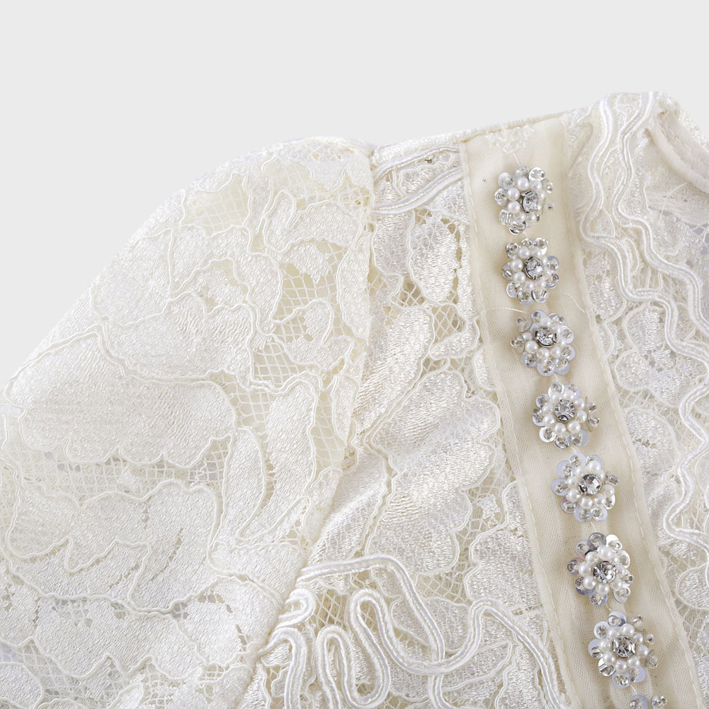 Vestido midi de encaje con embellishments Kalena, elegante y femenino, con detalles decorativos en el diseño de la prenda.