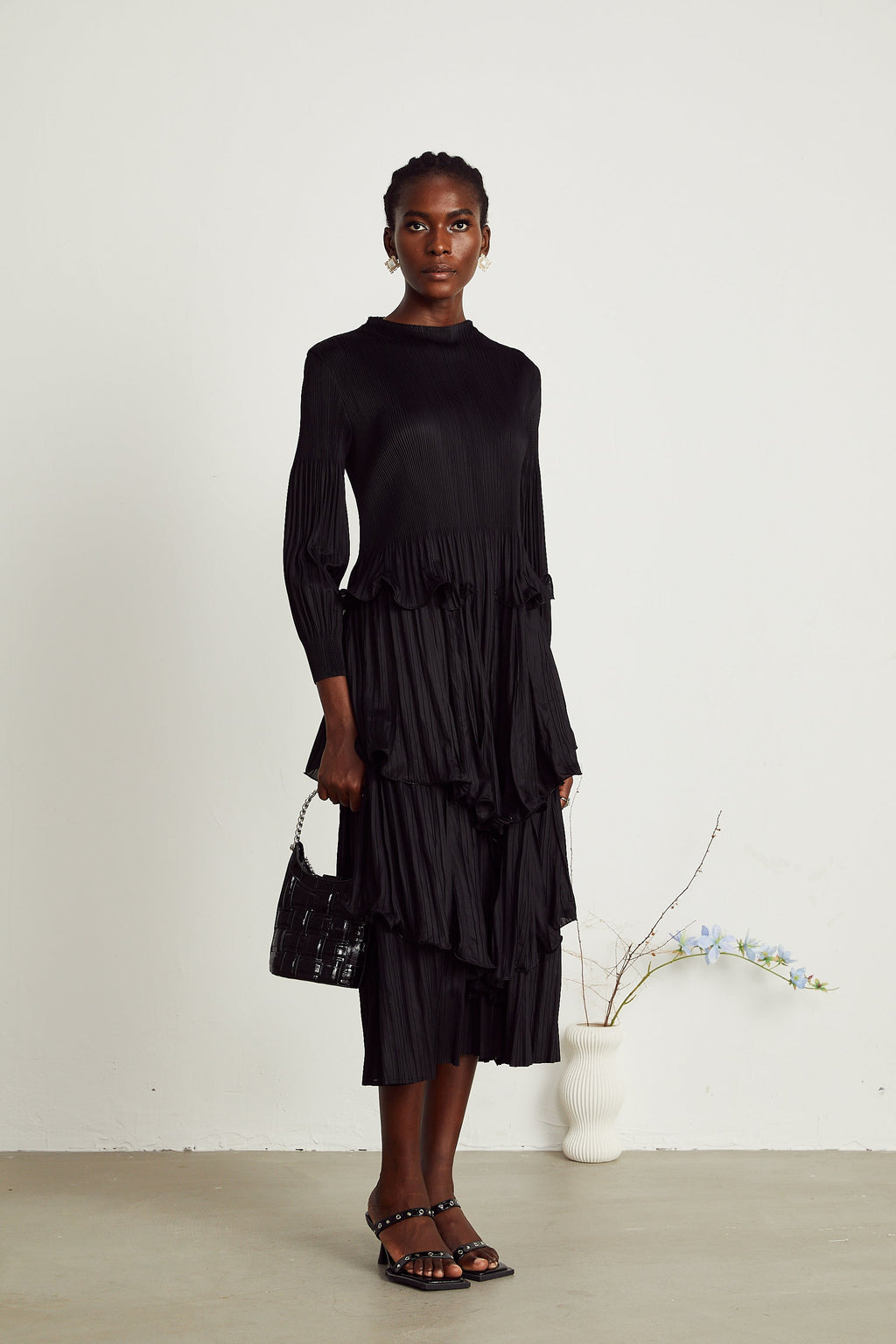 Vestido midi negro con volantes y pliegues en capas, estilo elegante de MRMelbourne.