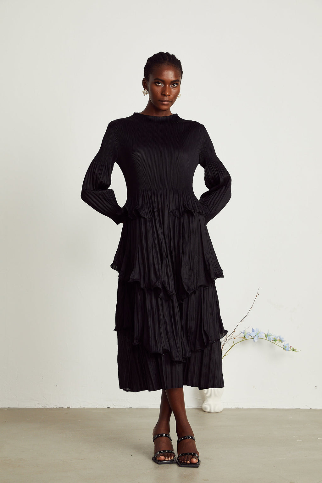 Vestido midi negro con pliegues en capas de MRMelbourne, diseño elegante y moderno con falda en capas.