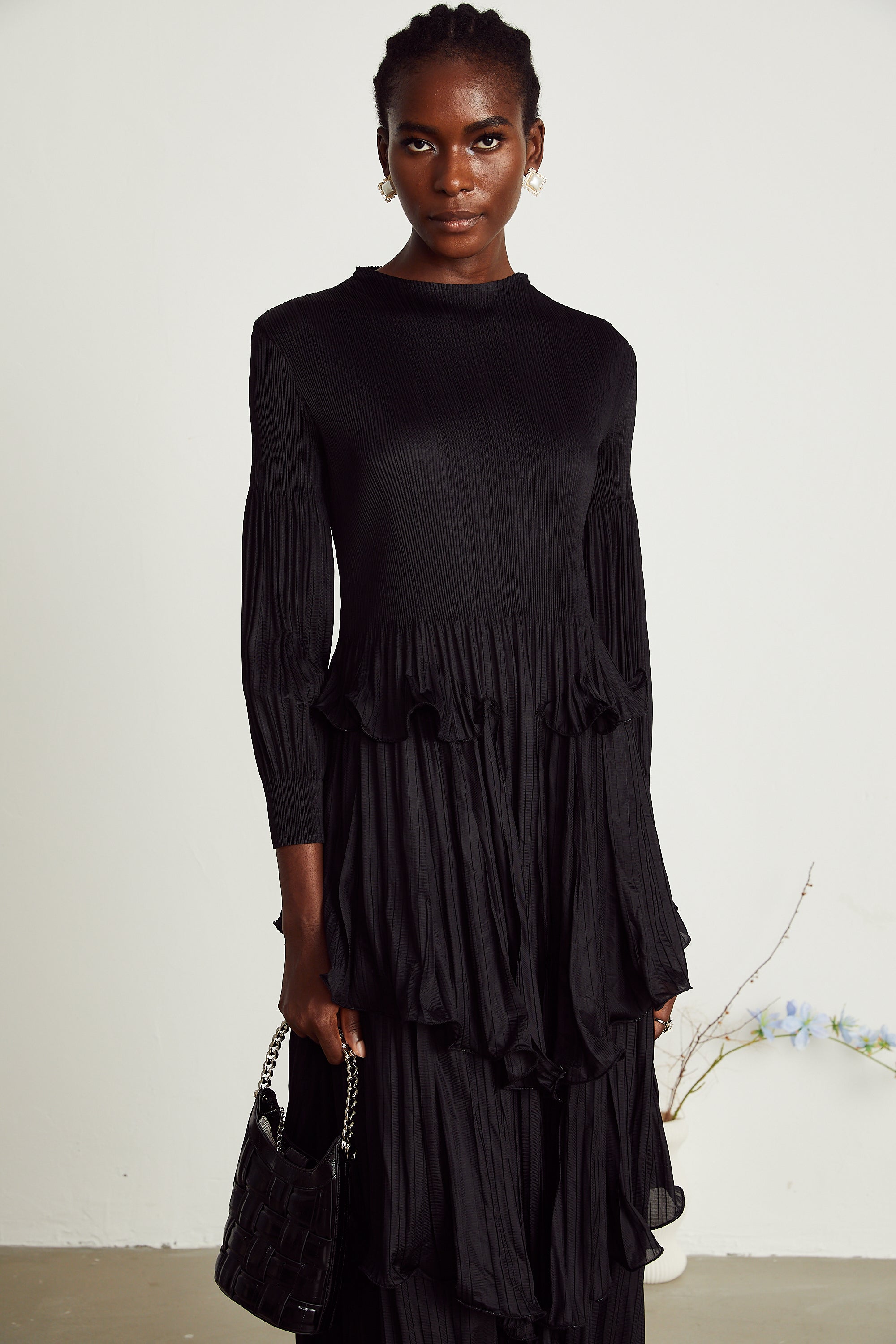 Vestido midi negro con capas y pliegues de la marca MRMelbourne, diseñado en un estilo elegante y moderno.