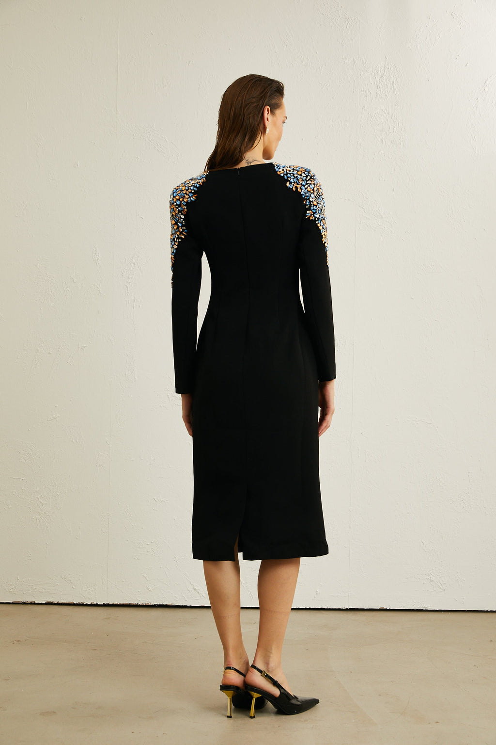 Vestido midi negro Maëlys con cristales adornados, diseñado por Final Sale, visible en la imagen.