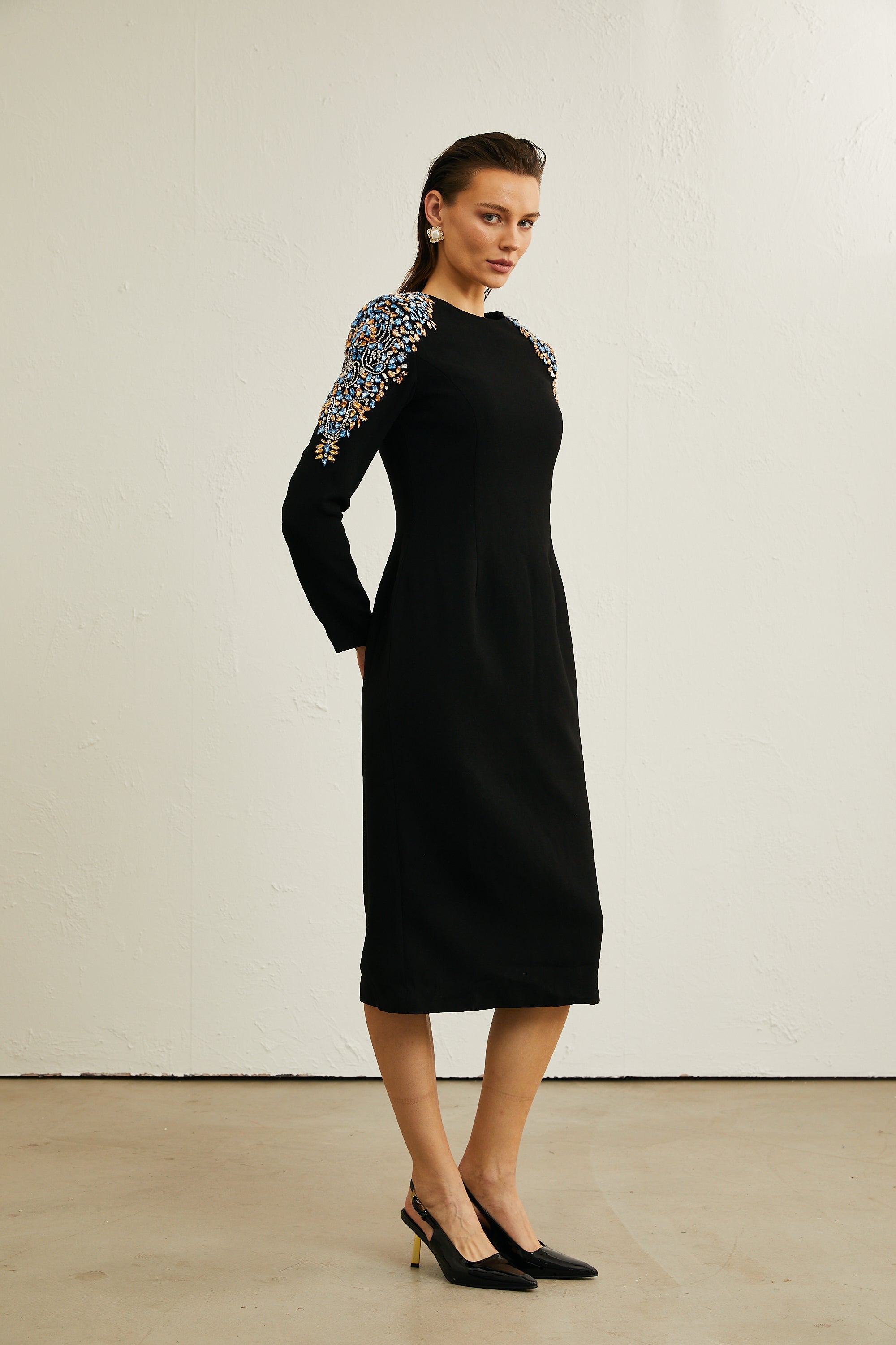 Vestido midi negro de cristal con detalles de Maëlys, elegante y sofisticado para ocasiones especiales.