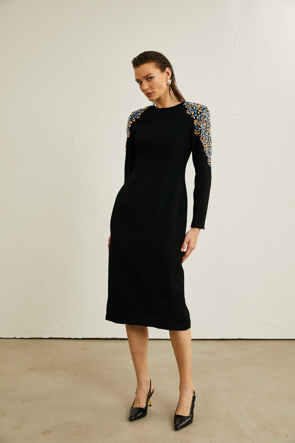 Vestido midi negro de cristales Maëlys de la marca Final Sale, con detalles brillantes y elegante diseño ajustado.