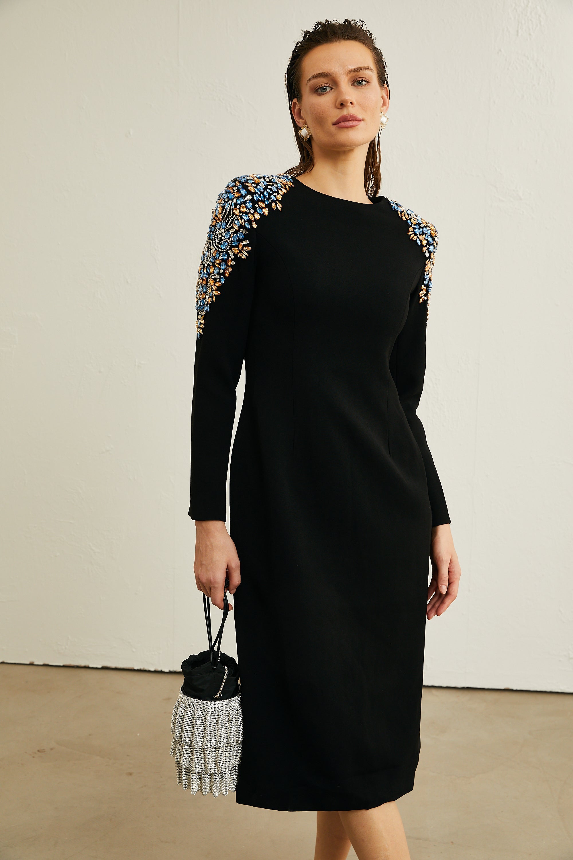 Vestido midi negro con cristales de Maëlys, diseño elegante y brillante para ocasiones especiales.