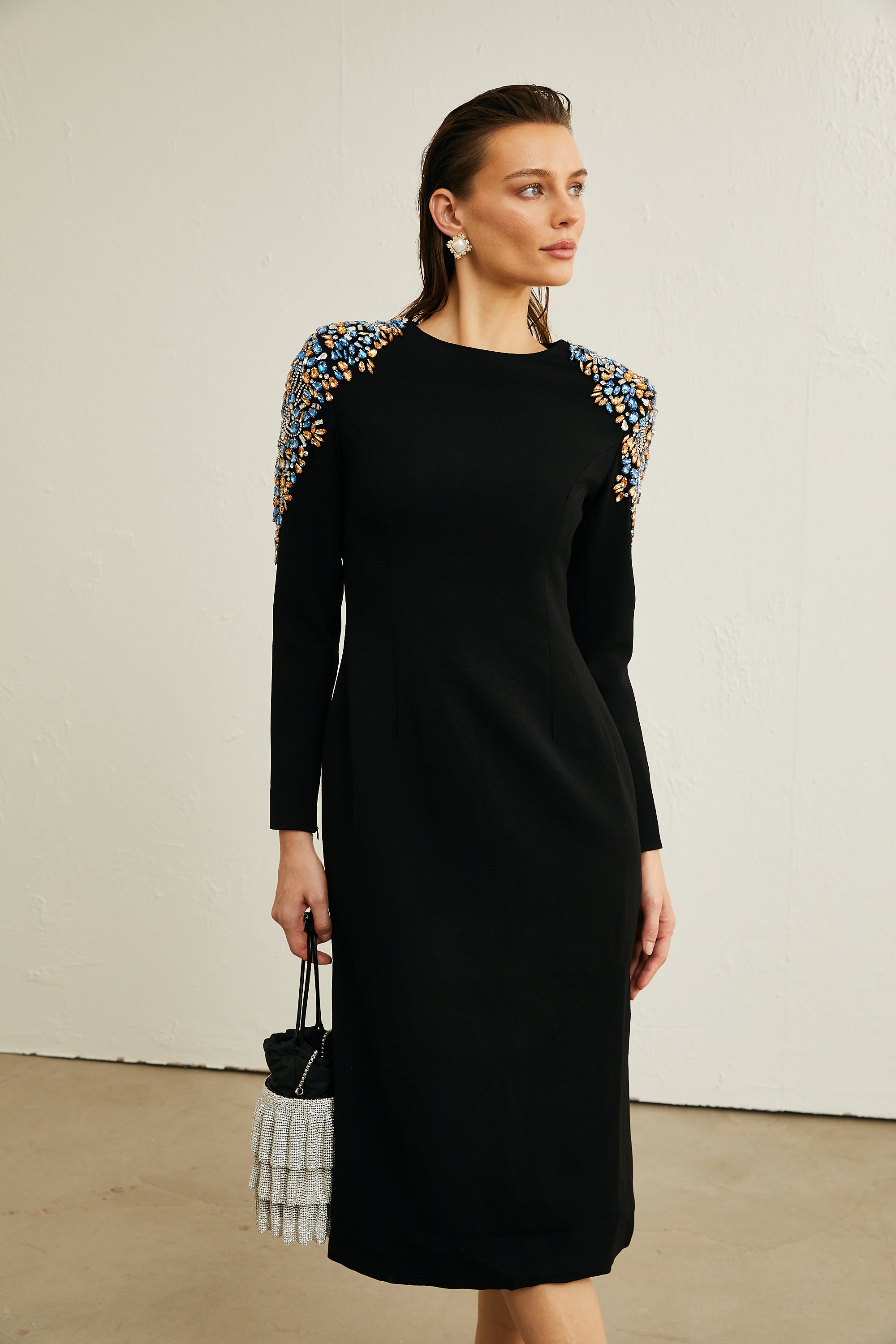 Vestido midi negro de cristal con detalles brillantes de la marca Final Sale, diseñado para ocasiones elegantes.