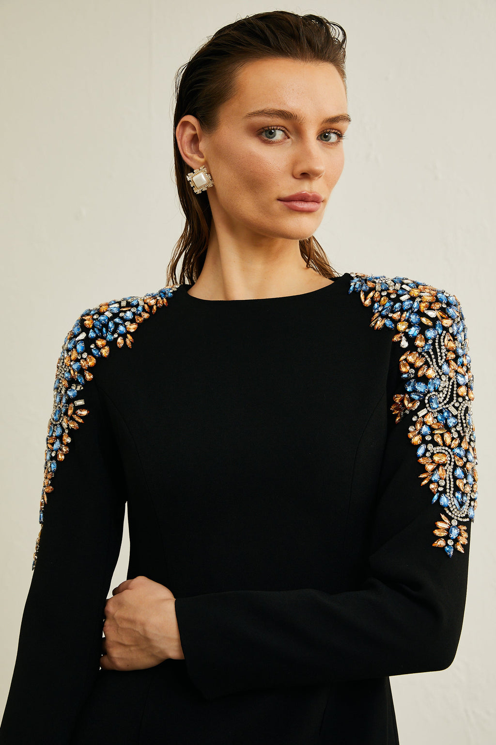 Vestido midi negro de cristales Maëlys de marca Final Sale, con detalles elegantes y ajuste ceñido.