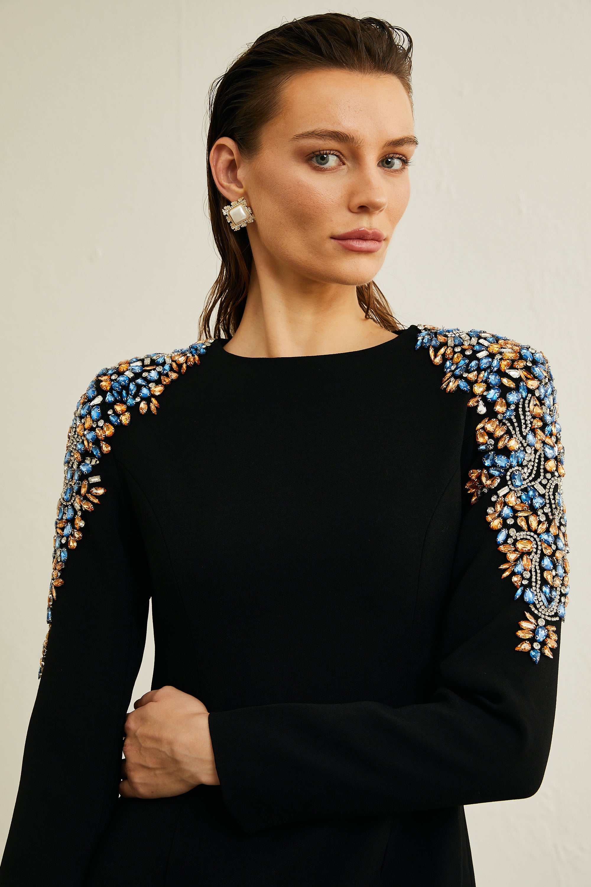 Vestido midi negro de cristales Maëlys de marca Final Sale, con detalles elegantes y ajuste ceñido.