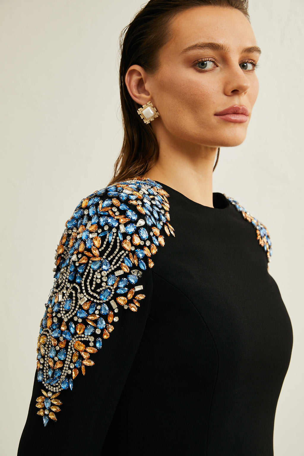 Vestido midi negro de cristal con detalles de Maëlys, elegante y sofisticado para ocasiones especiales.