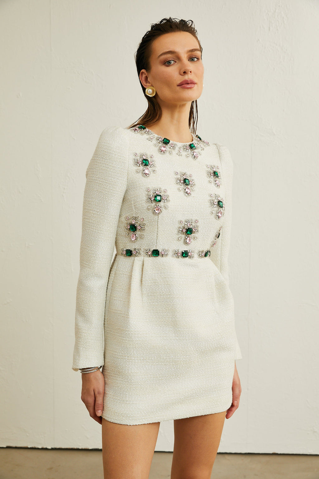 Vestido mini de tweed blanco Pauline con cuentas, estilo elegante y moderno para ocasiones especiales.
