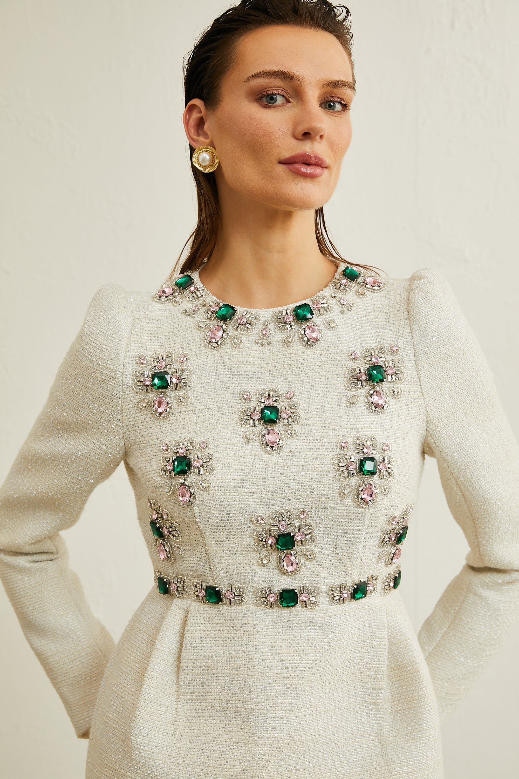 Vestido mini blanco de tweed con abalorios de la marca Final Sale, diseño elegante y moderno para ocasiones especiales.