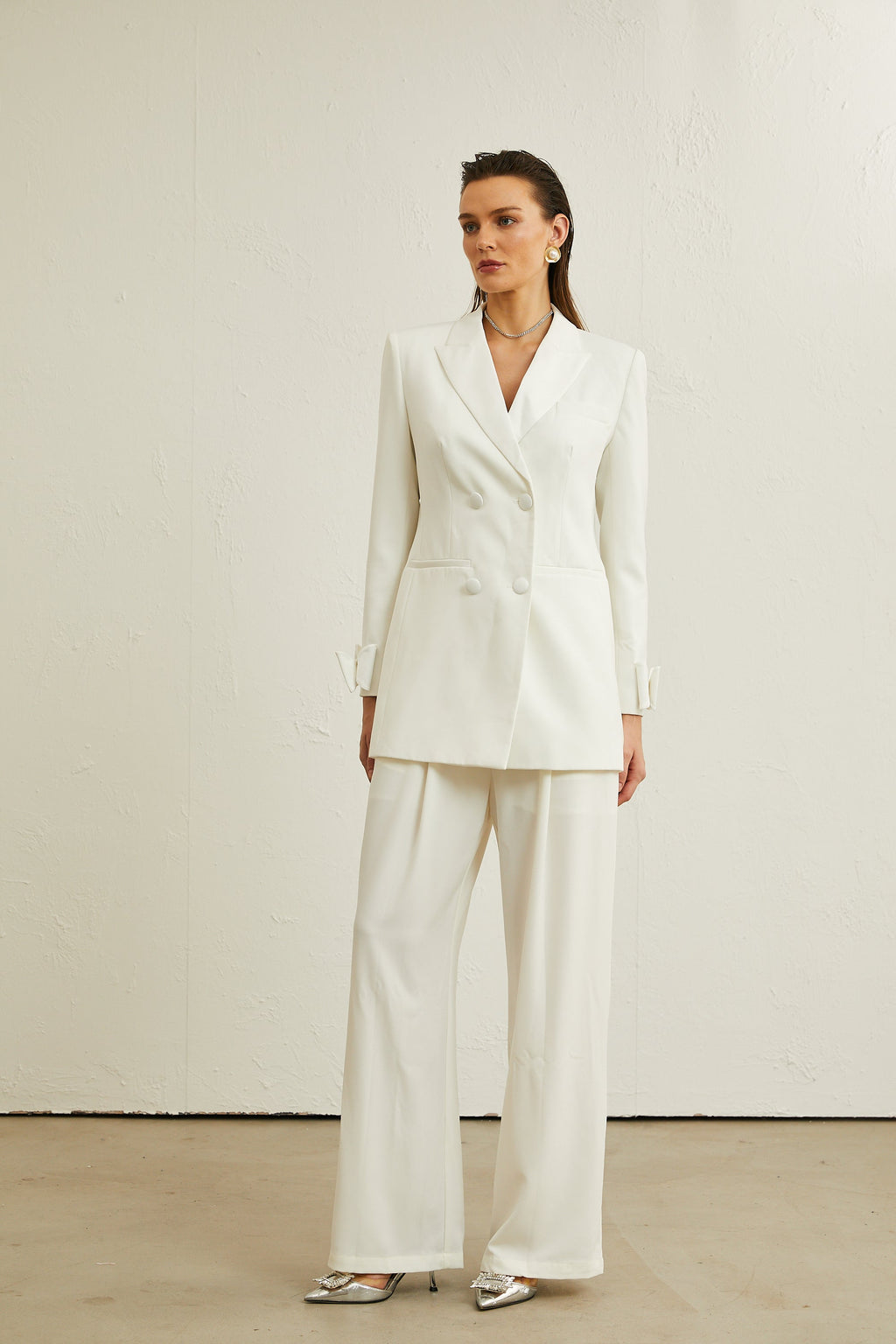 Chaqueta de lana blanca Margaux con lazo decorativo, diseñada por Final Sale, vista en la imagen.