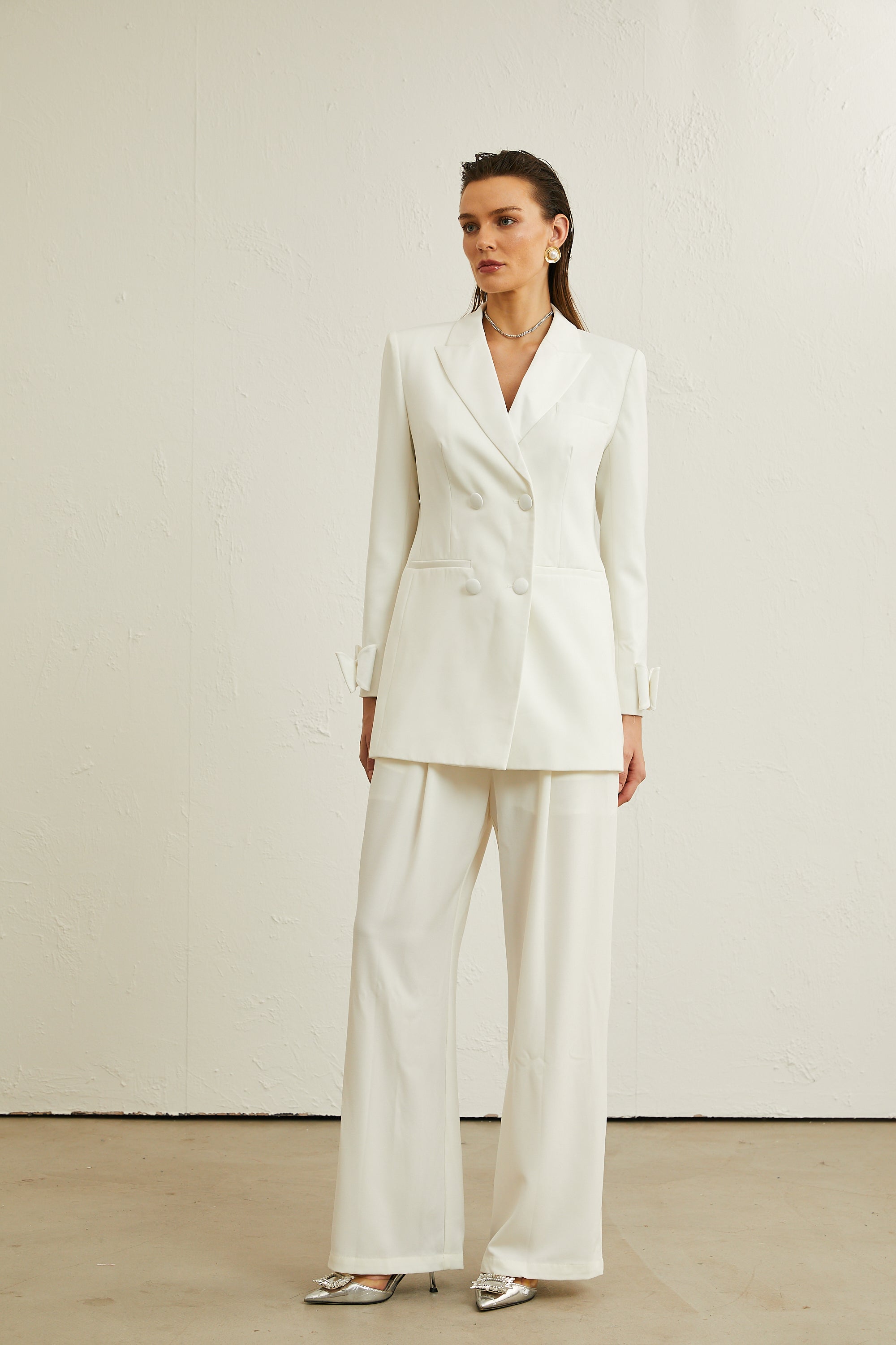 Chaqueta de lana blanca Margaux con lazo decorativo, diseñada por Final Sale, vista en la imagen.