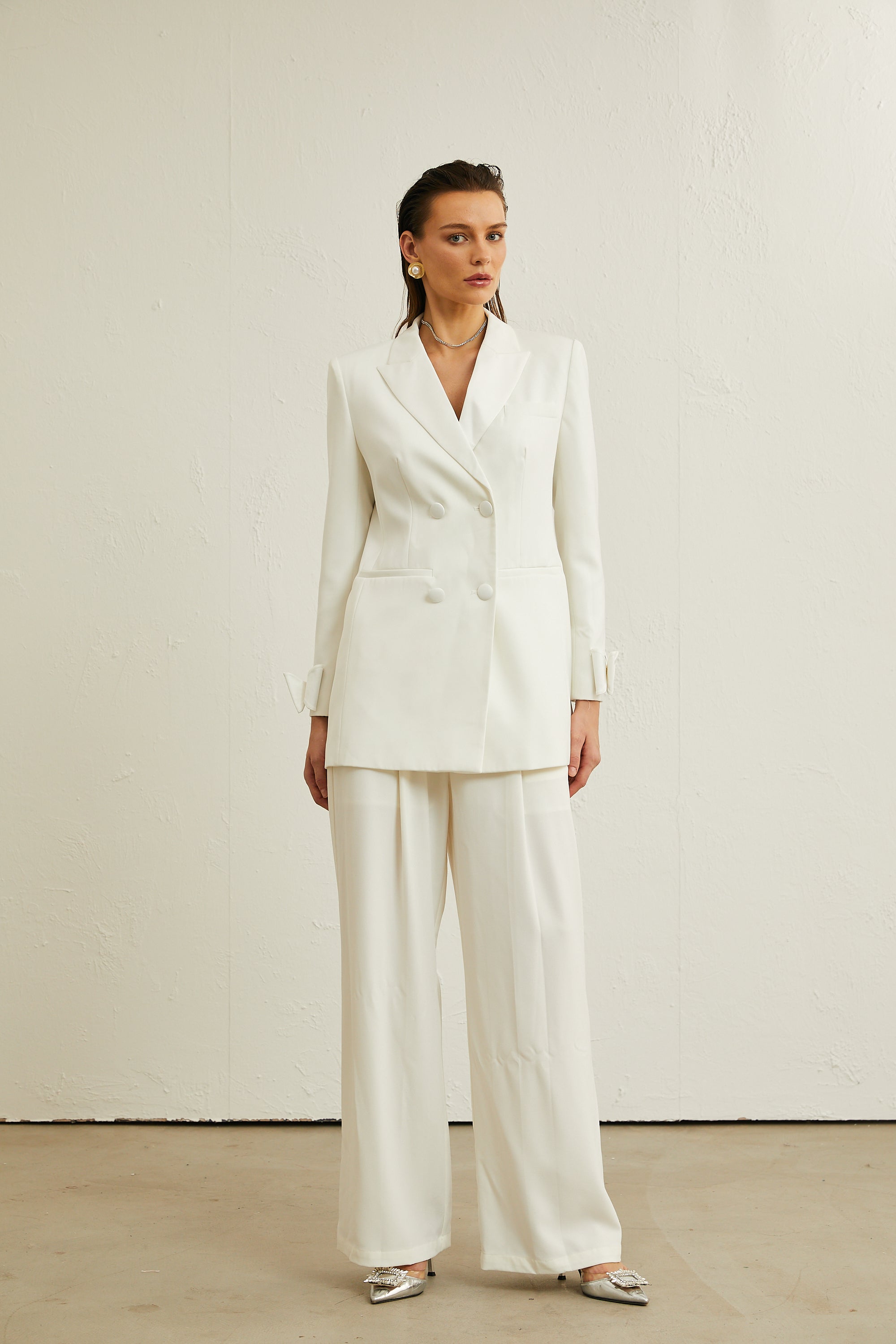 Chaqueta de lana blanca Margaux con lazo decorativo, de la marca Final Sale, vista en la imagen.