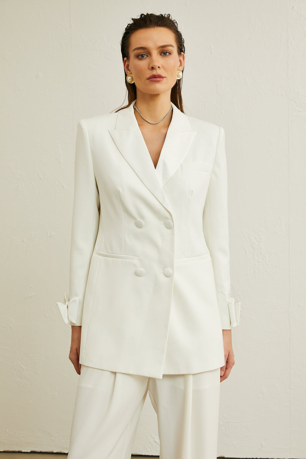 Chaqueta de lana blanca Margaux con lazo decorativo, diseñada por Final Sale, vista en la imagen.