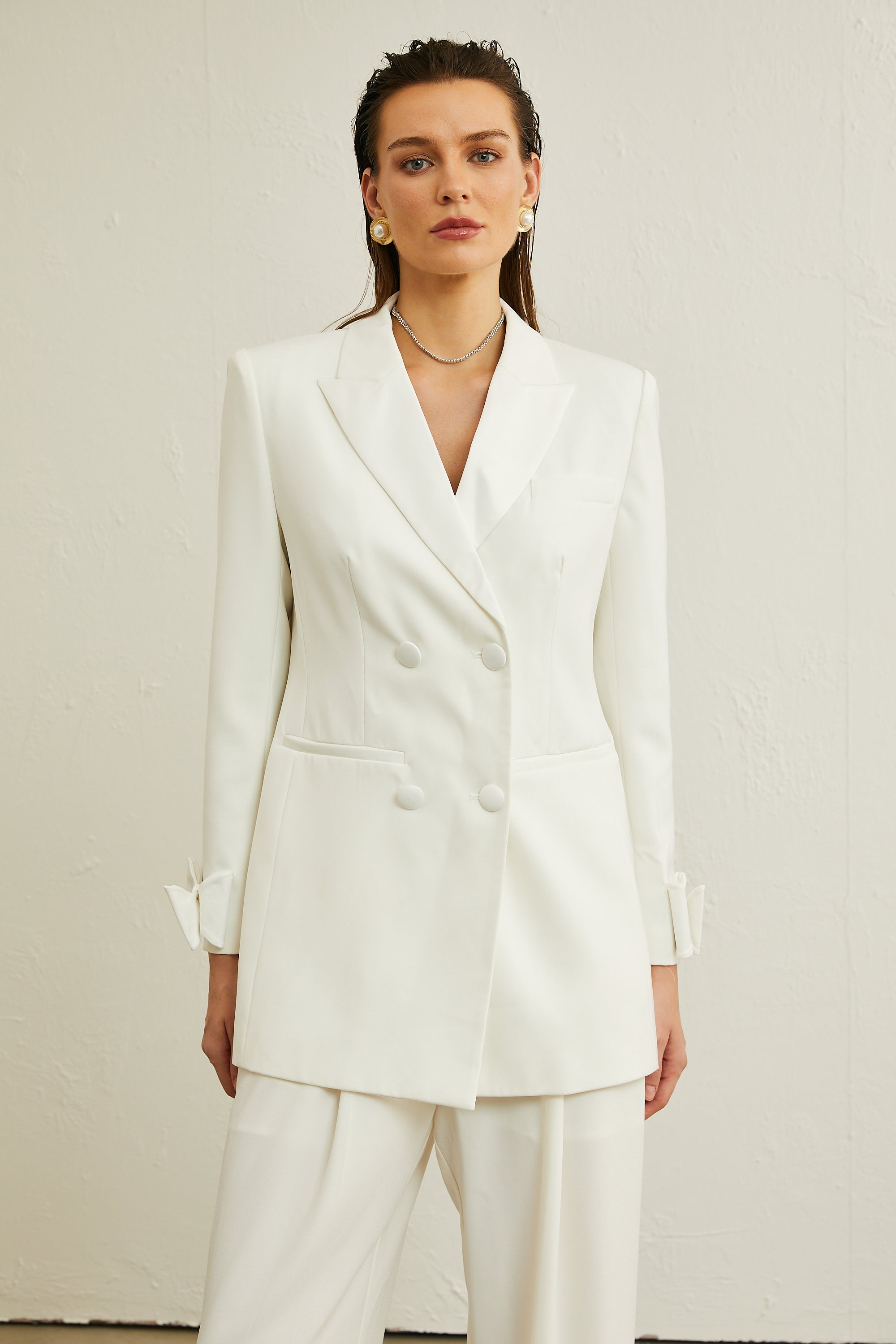 Chaqueta de lana blanca Margaux con lazo decorativo, diseñada por Final Sale, vista en la imagen.