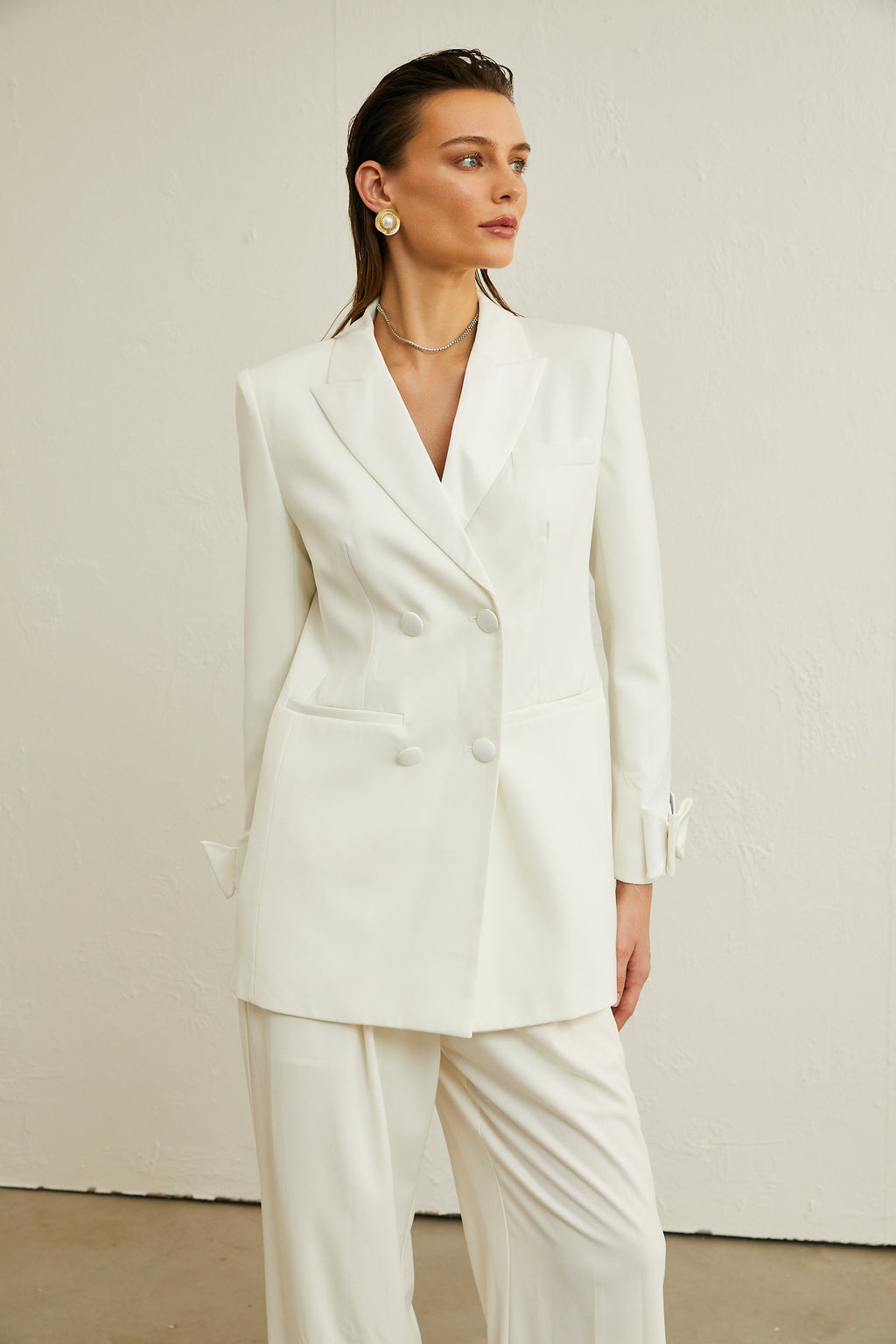 Chaqueta de lana blanca Margaux con lazo decorativo, de Final Sale, para mujer, vista frontal con detalles del diseño.