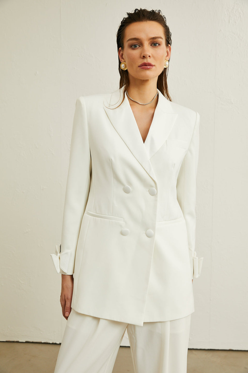 Chaqueta de lana blanca Margaux con lazo decorativo, estilo elegante y moderna, de la marca Final Sale.