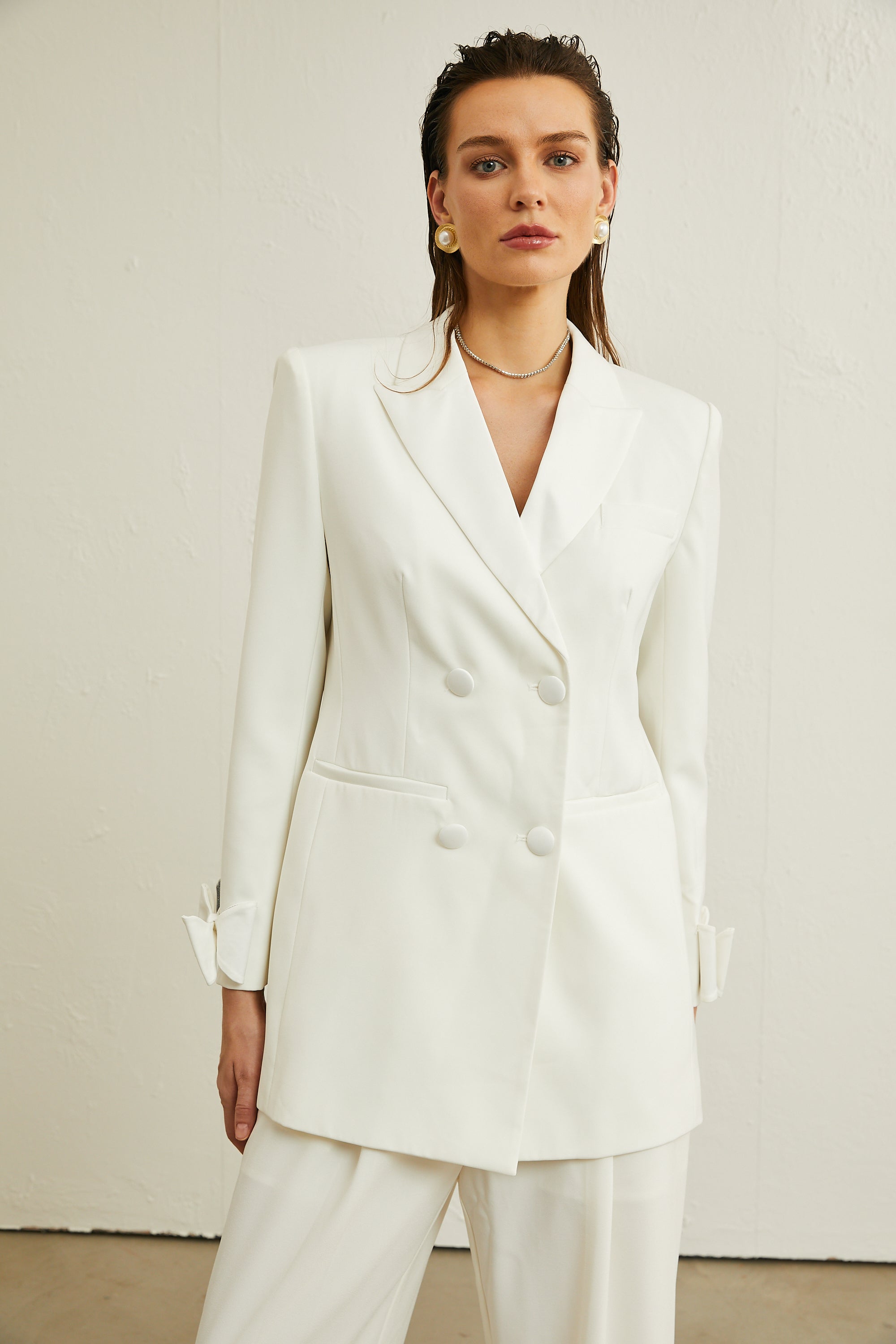 Chaqueta de lana blanca Margaux con lazo decorativo, estilo elegante y moderna, de la marca Final Sale.