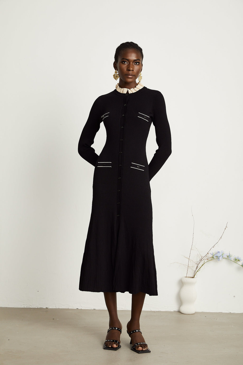 Vestido midi negro de punto con cuello ruffled de la marca Final Sale, con detalles elegantes y ajuste ajustado.