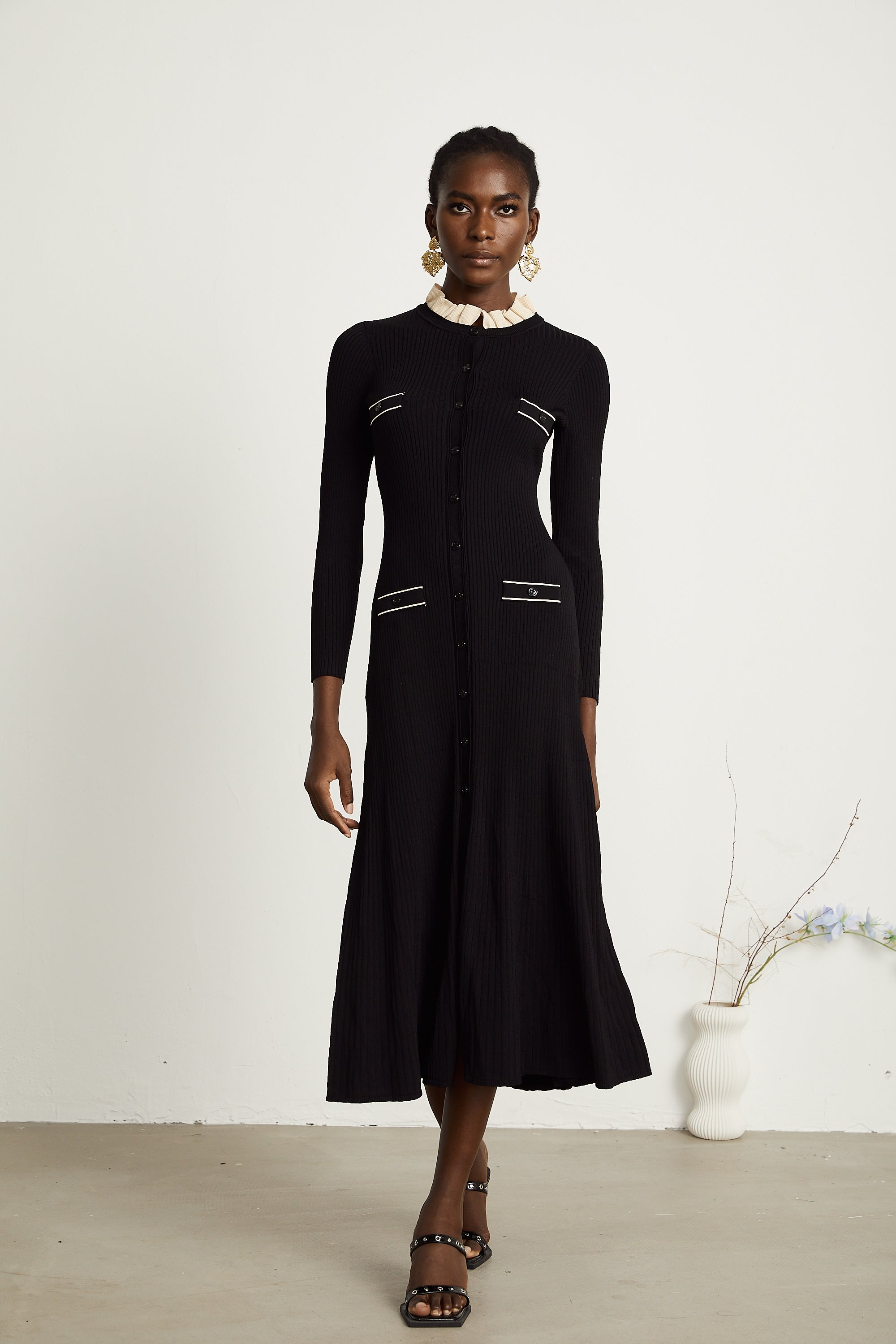 Vestido midi negro de punto con cuello con volantes de la marca Final Sale, diseño elegante y moderno.