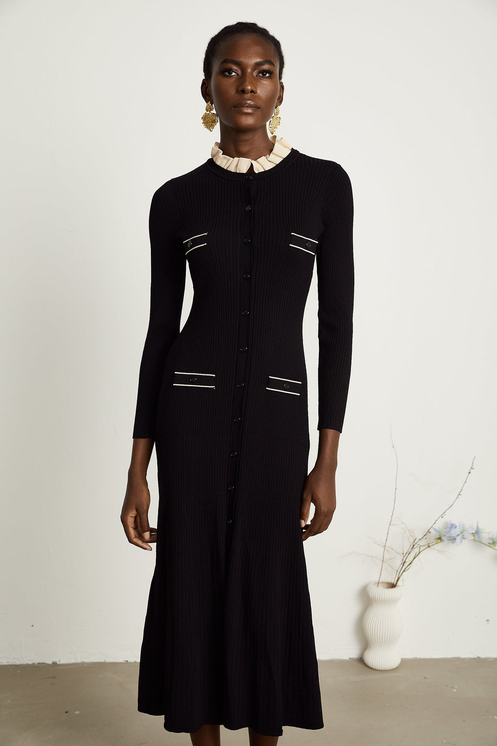 Vestido midi negro con cuello fruncido de punto de la marca Final Sale, elegante y ajustado, visible en la imagen.