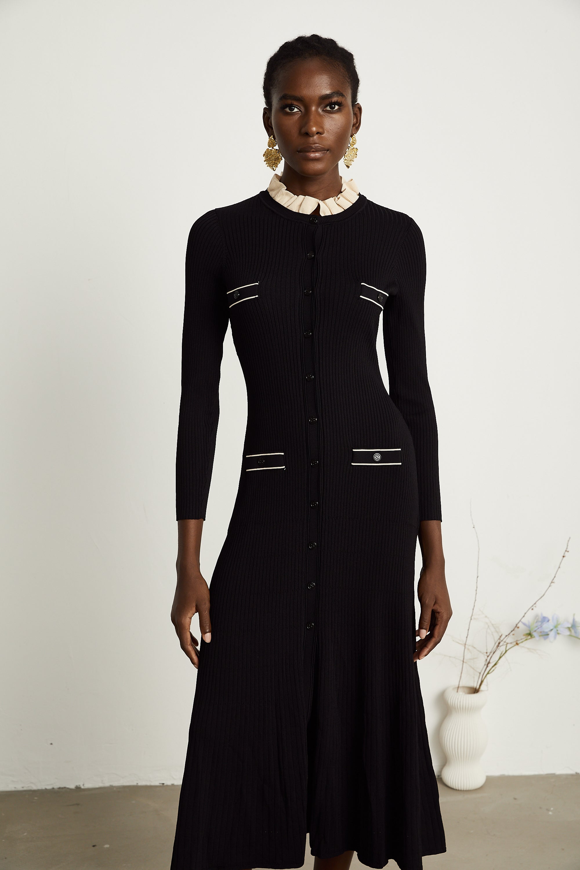 Vestido midi negro de punto con cuello fruncido de la marca Final Sale, mostrando su diseño elegante y detalles de la prenda