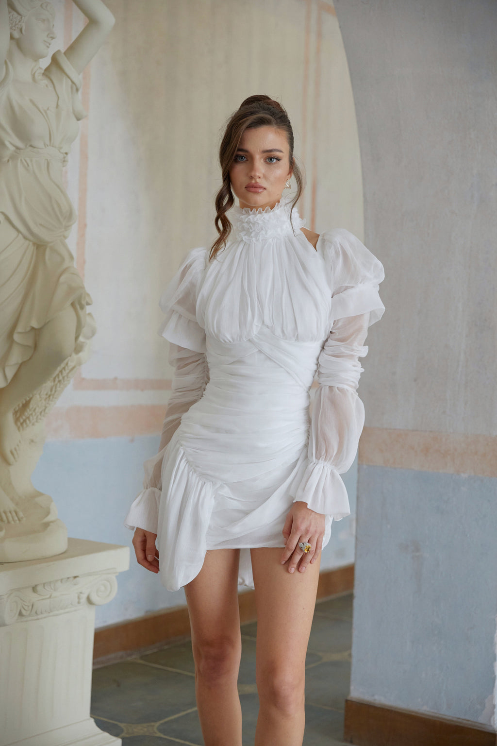 Vestido mini asimétrico blanco Déotille con fruncido y diseño ajustado, vista frontal en color blanco.