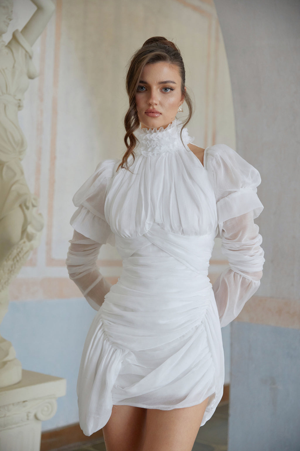Vestido mini blanco asimétrico con fruncido de la marca Final Sale, diseño elegante y moderno para ocasiones especiales.