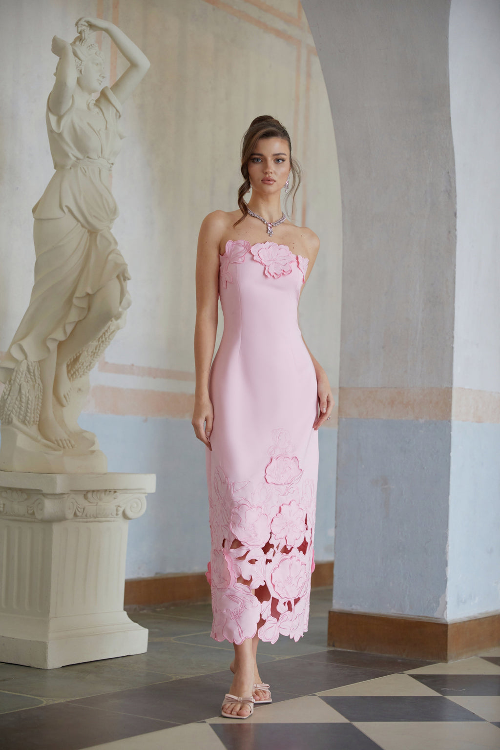Vestido largo de novia Inga rosa sin tirantes con bordados florales y detalles elegantes en la parte superior.