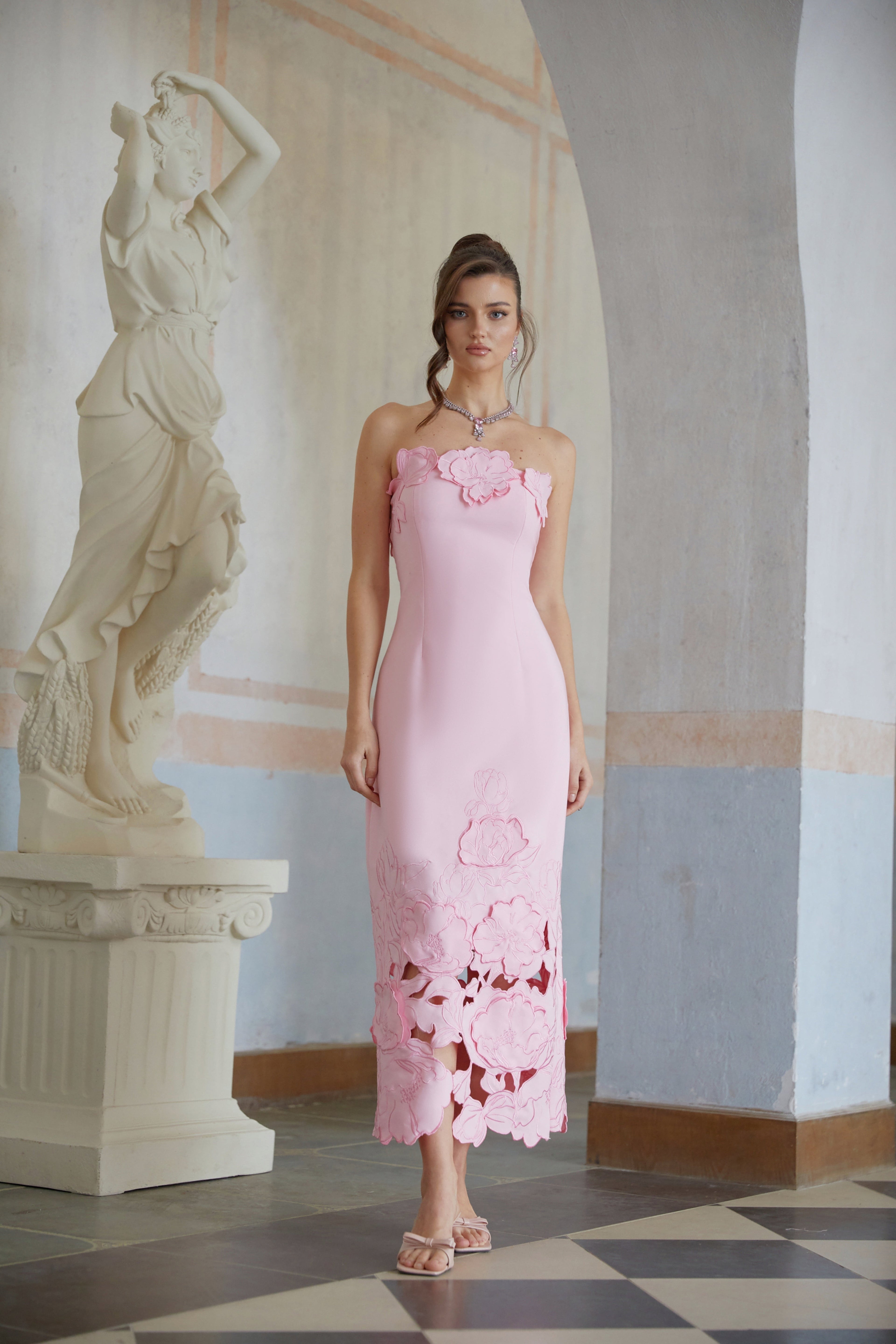 Vestido largo de novia Inga rosa sin tirantes con bordado floral, estilo maxi y elegante para ocasiones especiales.