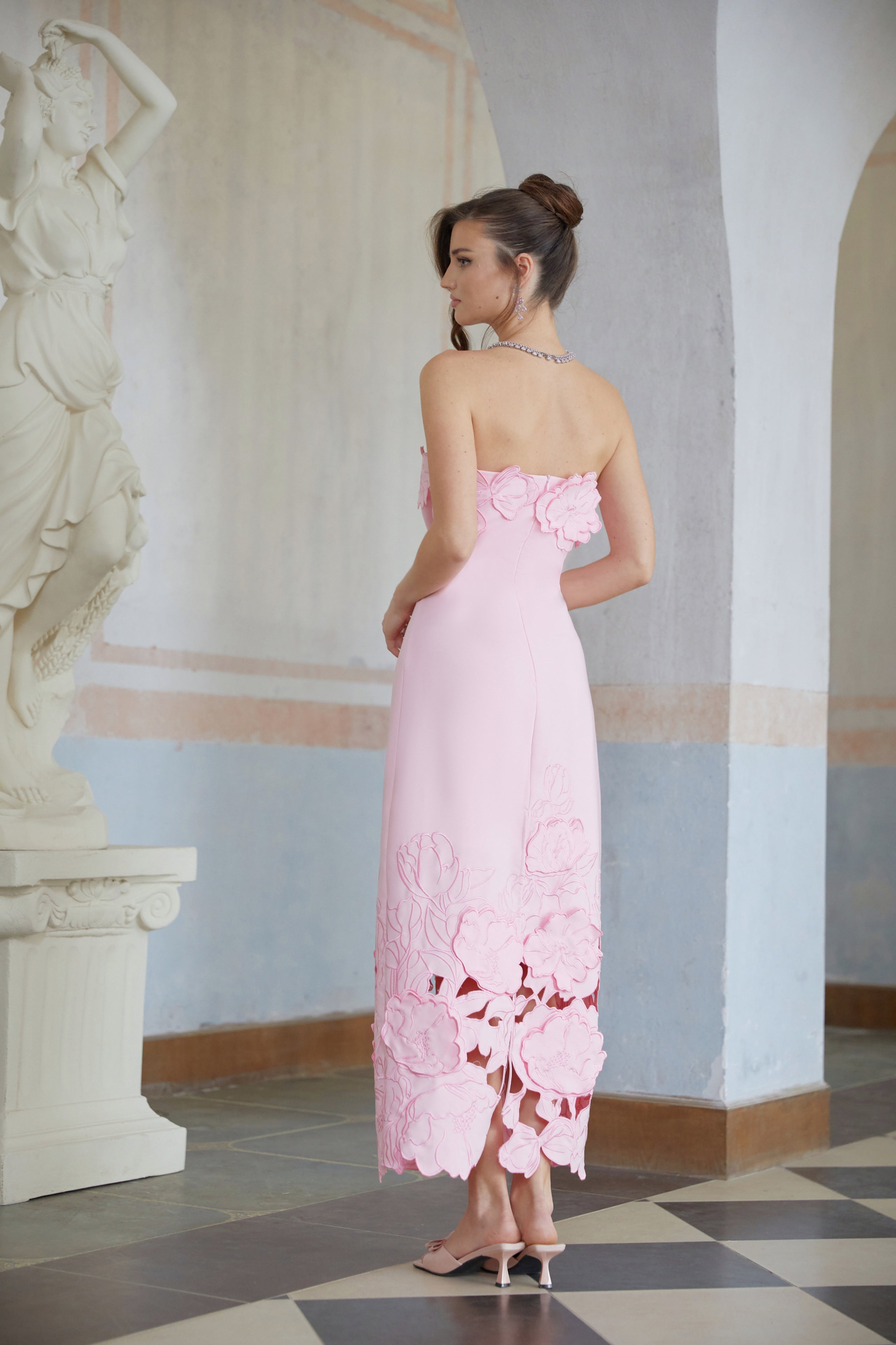 Vestido maxi sin tirantes rosa Inga de Bridal con bordados florales y diseño elegante, para ocasiones especiales.