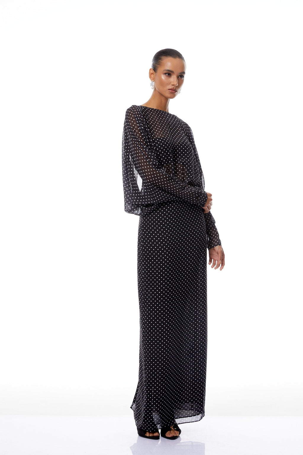 Vestido largo de gasa negra con lunares blancos de la marca Final Sale, estilo maxi y con diseño elegante para ocasiones especiales.