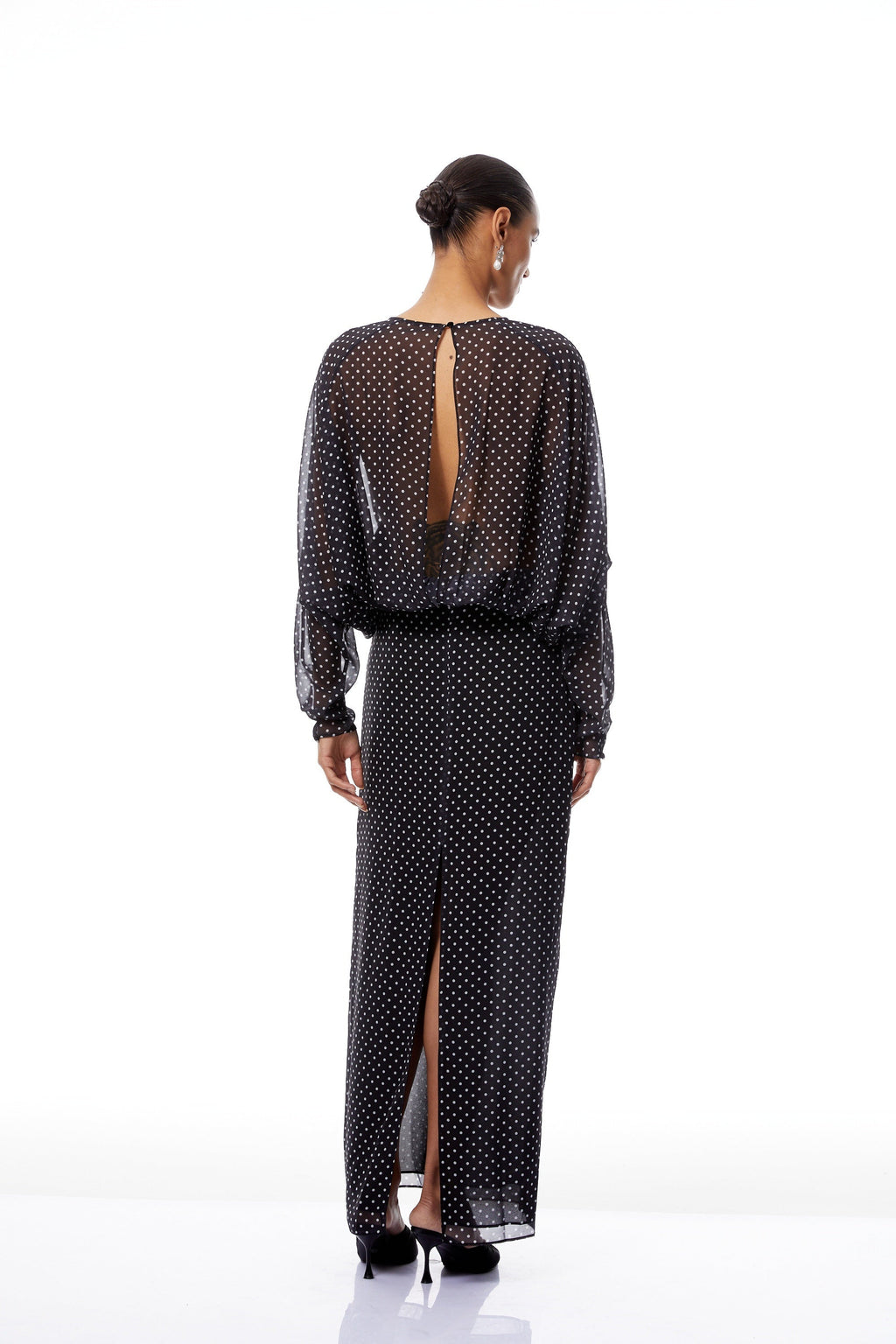 Vestido largo de gasa negro con lunares blancos de la marca Final Sale, estilo maxi y elegante, en una modelo luciendo el vestido.