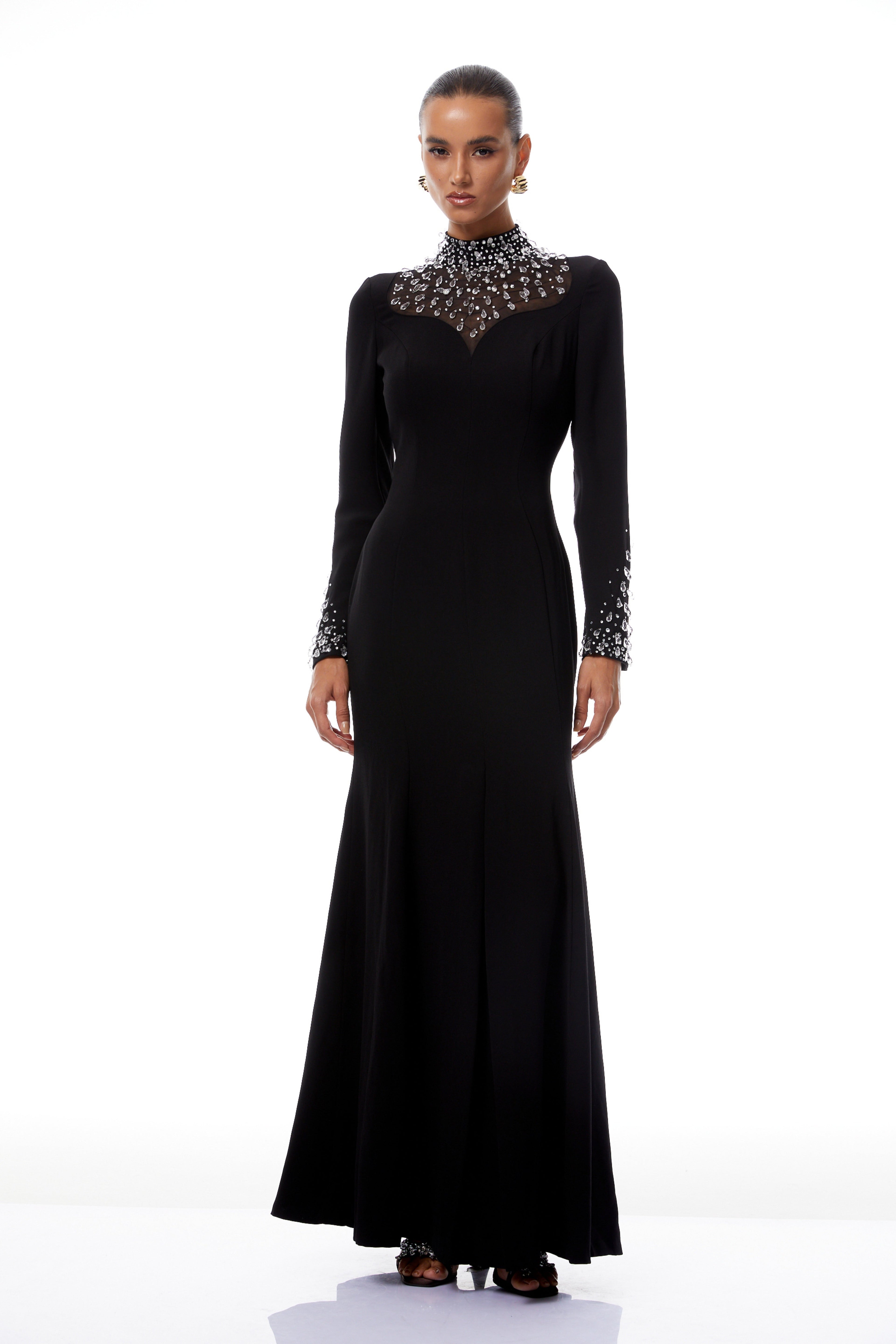 Vestido de novia maxi en negro con bordados y diseño de corte en A, de la marca Bridal, con detalles elegantes y sofisticados.