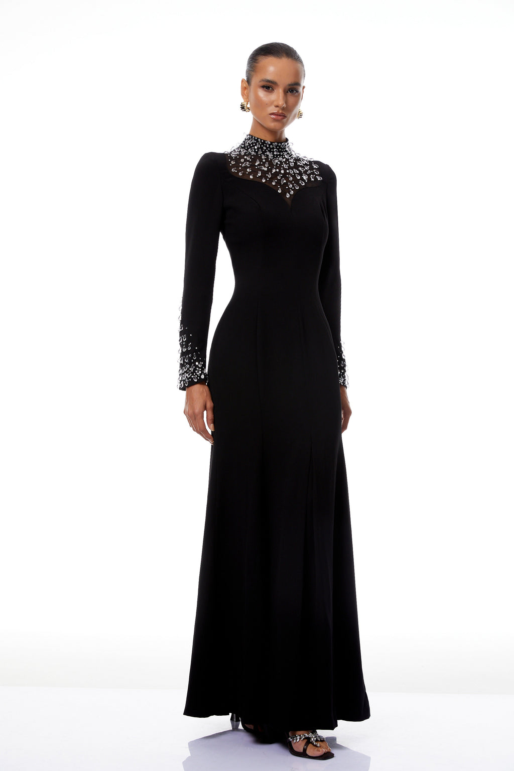 Vestido de novia largo negro Oona con adornos y estilo acampanado, diseño elegante y sofisticado para ocasiones especiales.