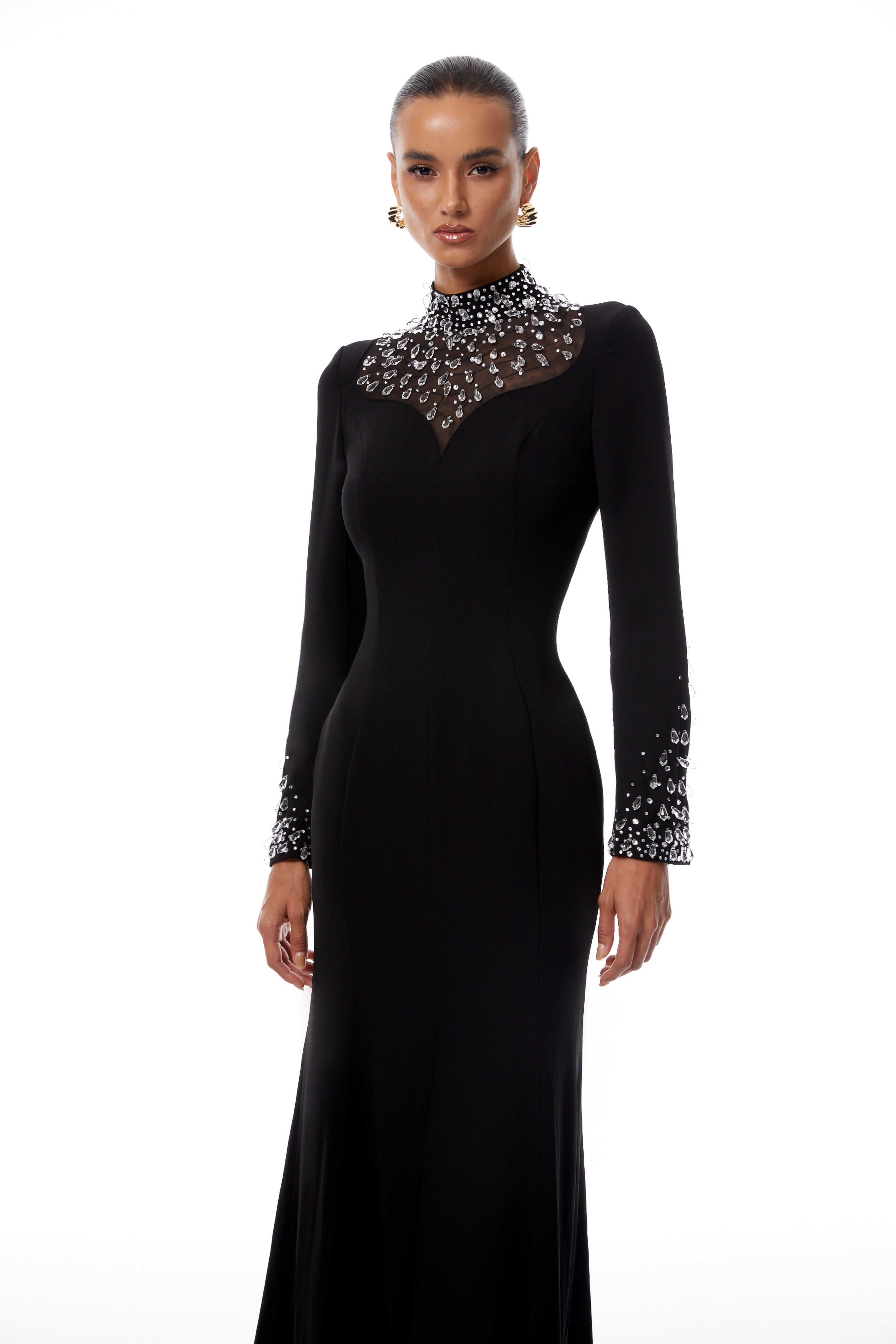 Vestido de novia Oona negro con bordados, vestido largo con falda acampanada y detalles brillantes en la parte superior.