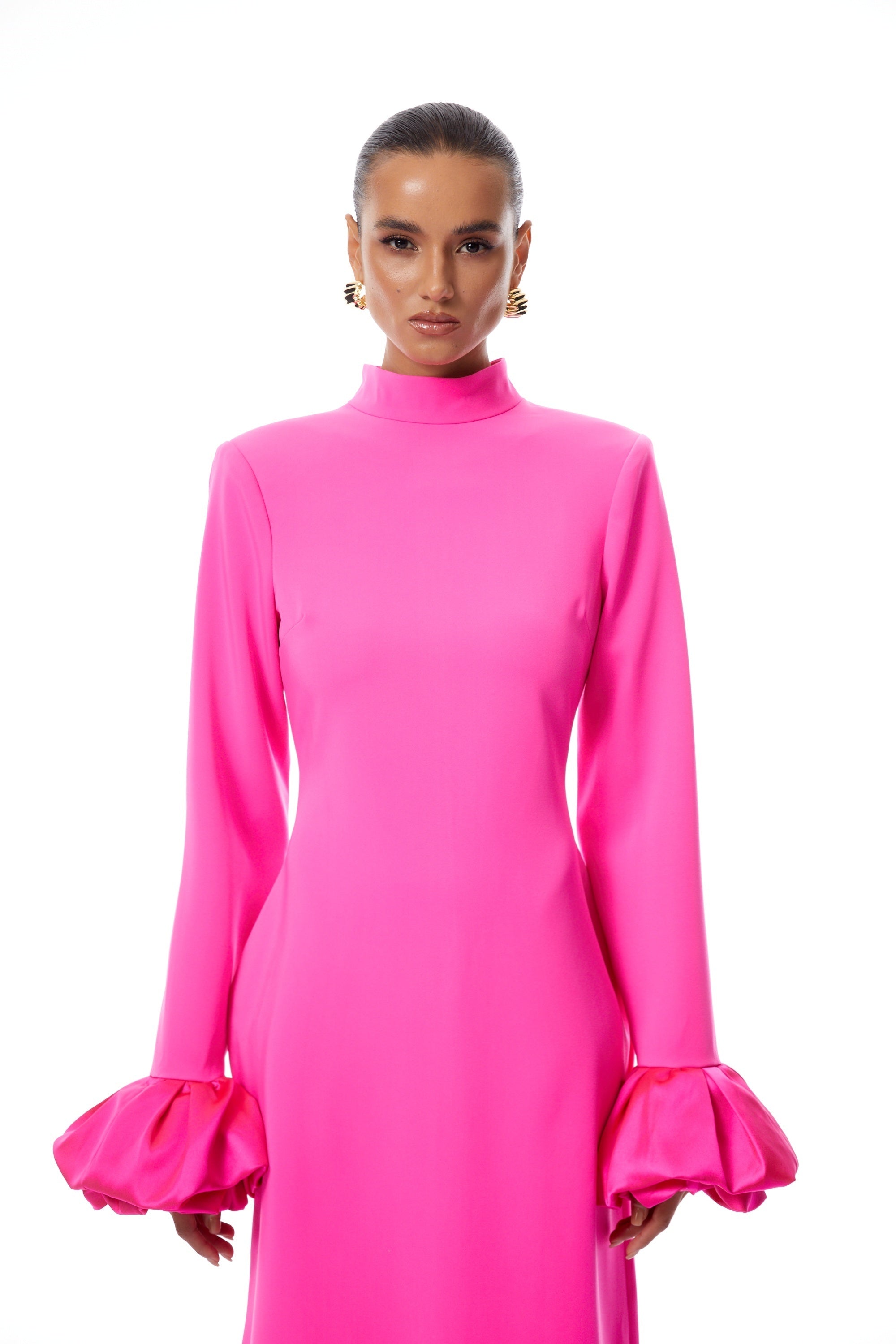 Vestido maxi ajustado de manga larga en rosa intenso Eugenia Hot Pink con detalles de pétalos, de la marca Final Sale.