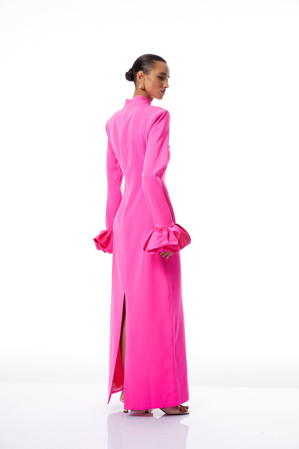 Vestido maxi rosa intenso Eugenia Hot Pink con detalles de pétalos y cinturilla de la marca Final Sale, en vista frontal.