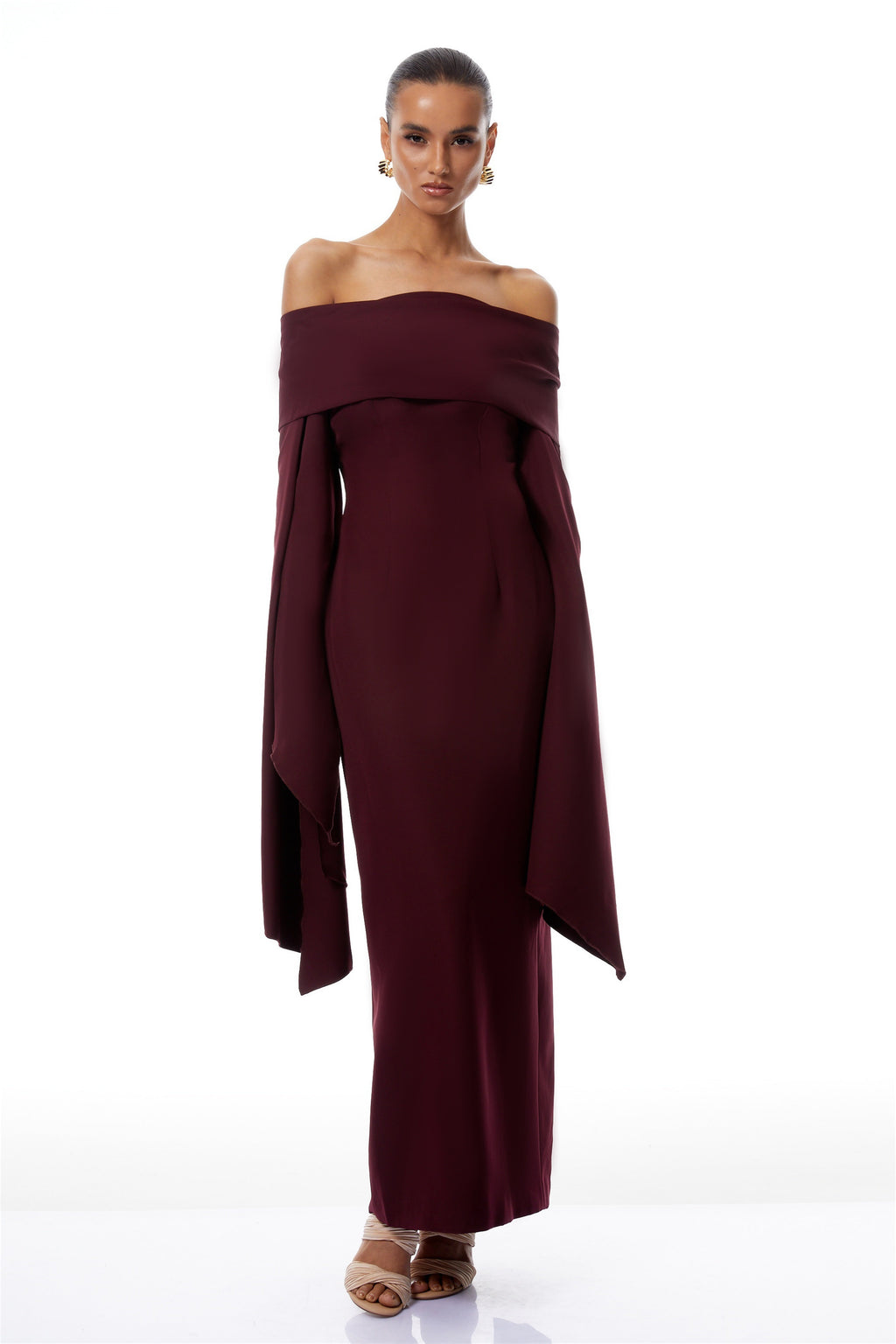 Vestido maxi dorado burdeos de hombro descubierto por la marca Final Sale, con falda larga y elegante.