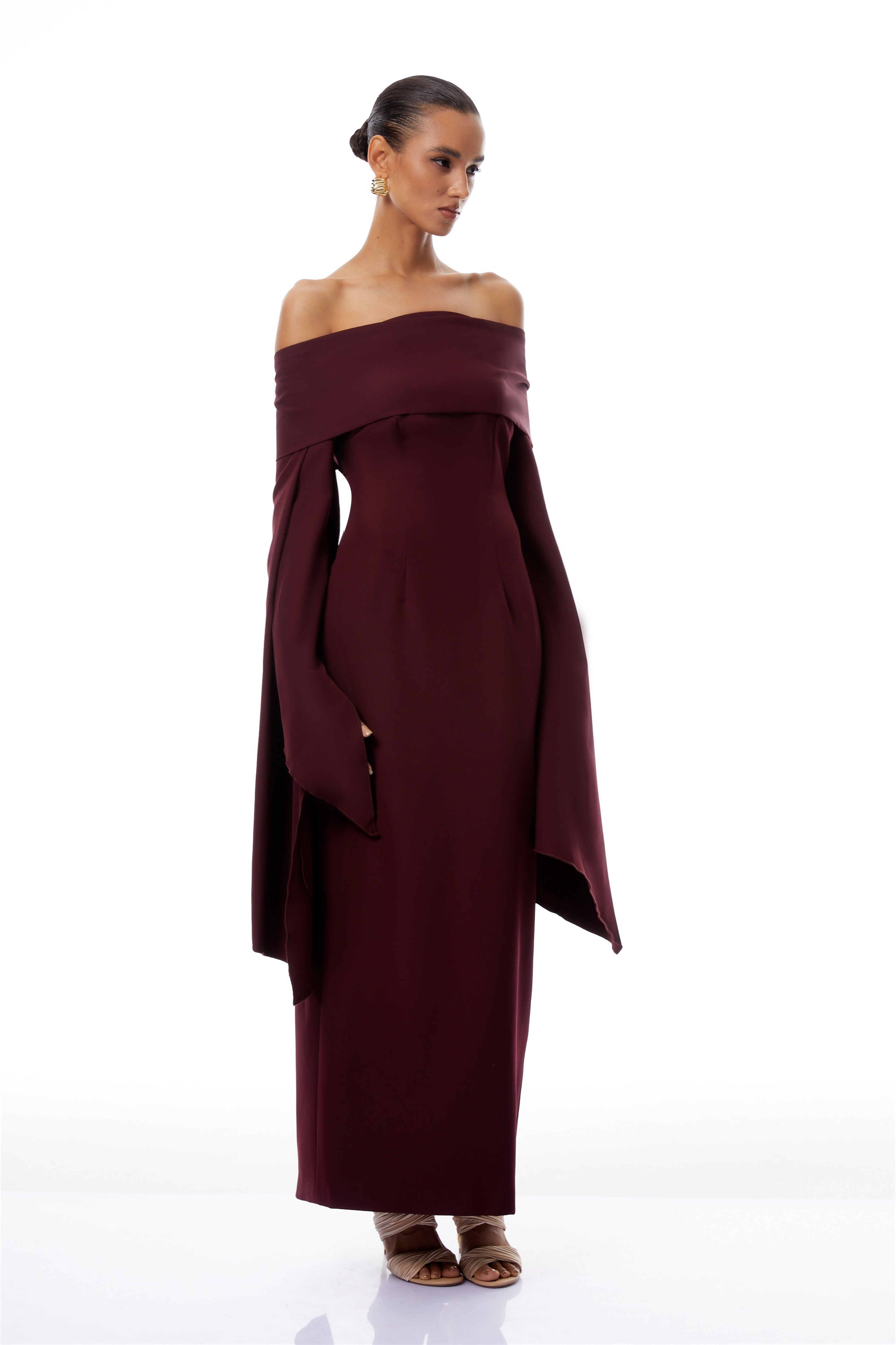 Vestido largo maxi dorado burdeos de tirantes con hombros descubiertos, estilo elegante para ocasiones formales.