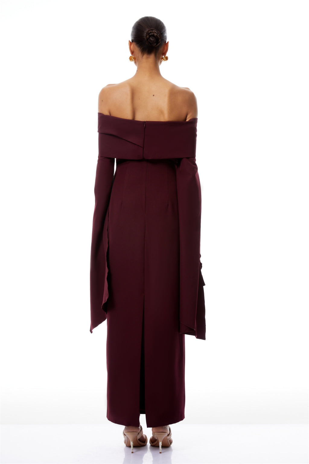 Vestido maxi dorado burdeos con hombros descubiertos de la marca Final Sale, elegante y fluido en la imagen.
