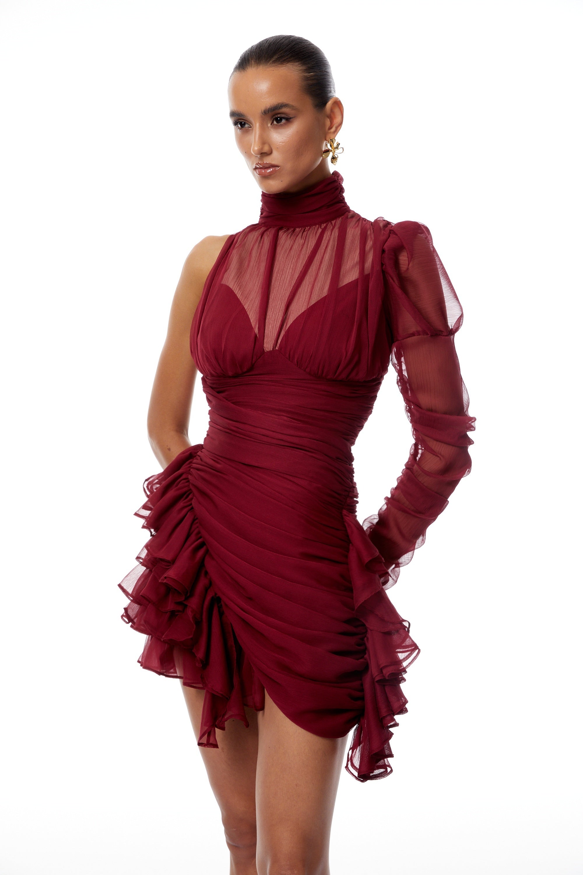 Vestido mini asimétrico de tul burgundy Éléna de Final Sale con volantes y diseño elegante para eventos especiales.