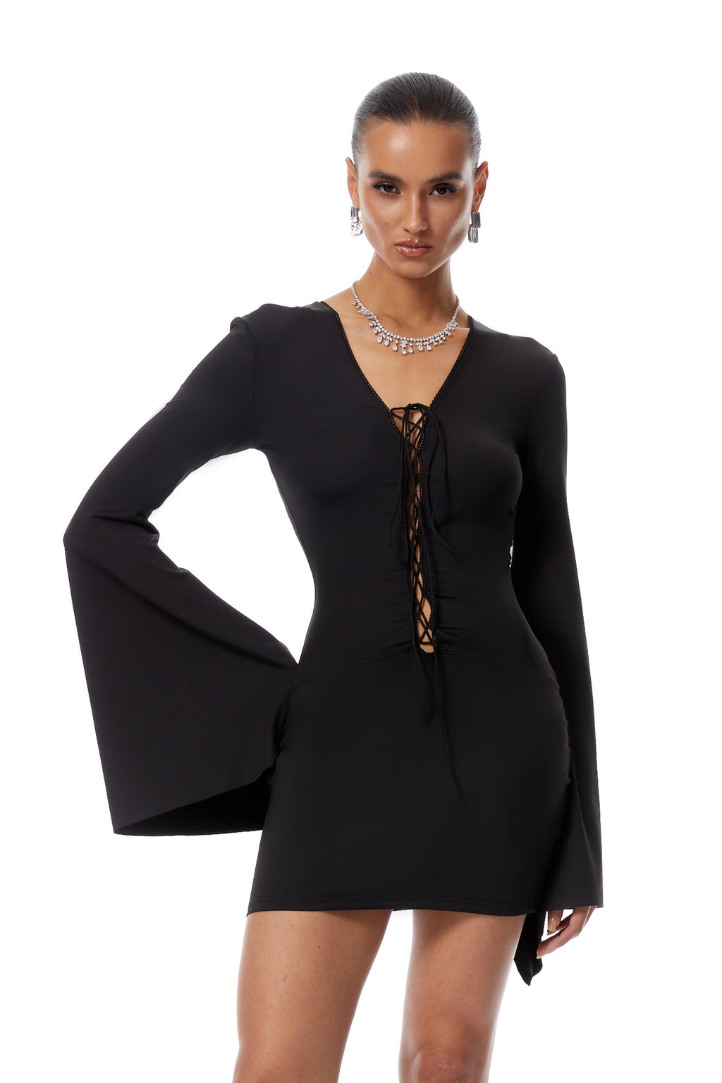 Vestido mini negro con mangas campana y lazos en el frente, estilo elegante y moderno, de la marca Final Sale.