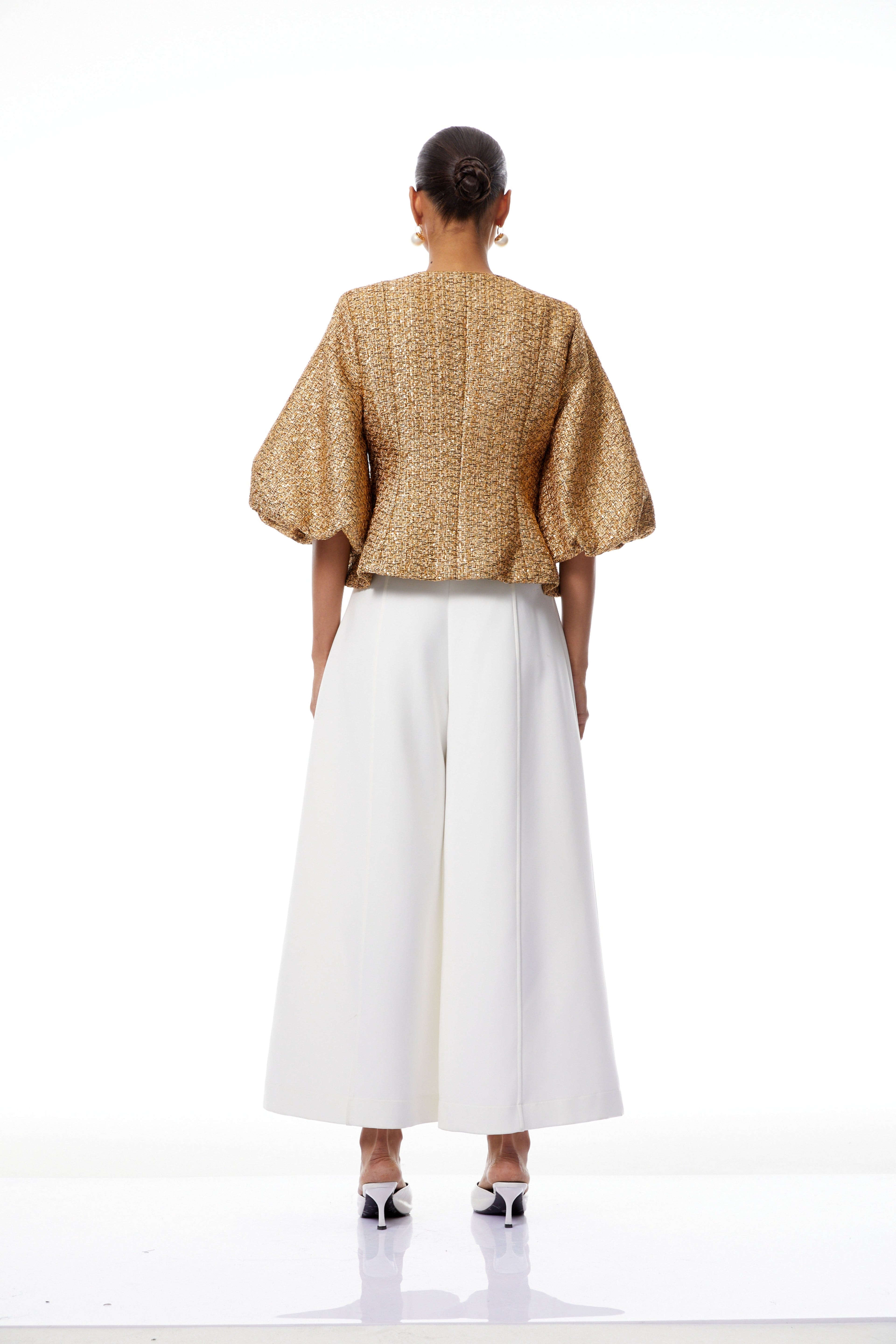 Chaqueta de tweed dorada con lentejuelas Clothilde de la marca Final Sale, vista en la imagen.
